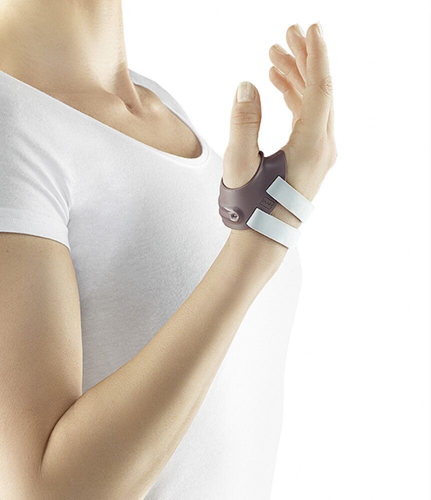 Handorthese am Handgelenk und Daumen. Graues Kunststoffteil mit weißen Klettbändern. An einer Hand befestigt.