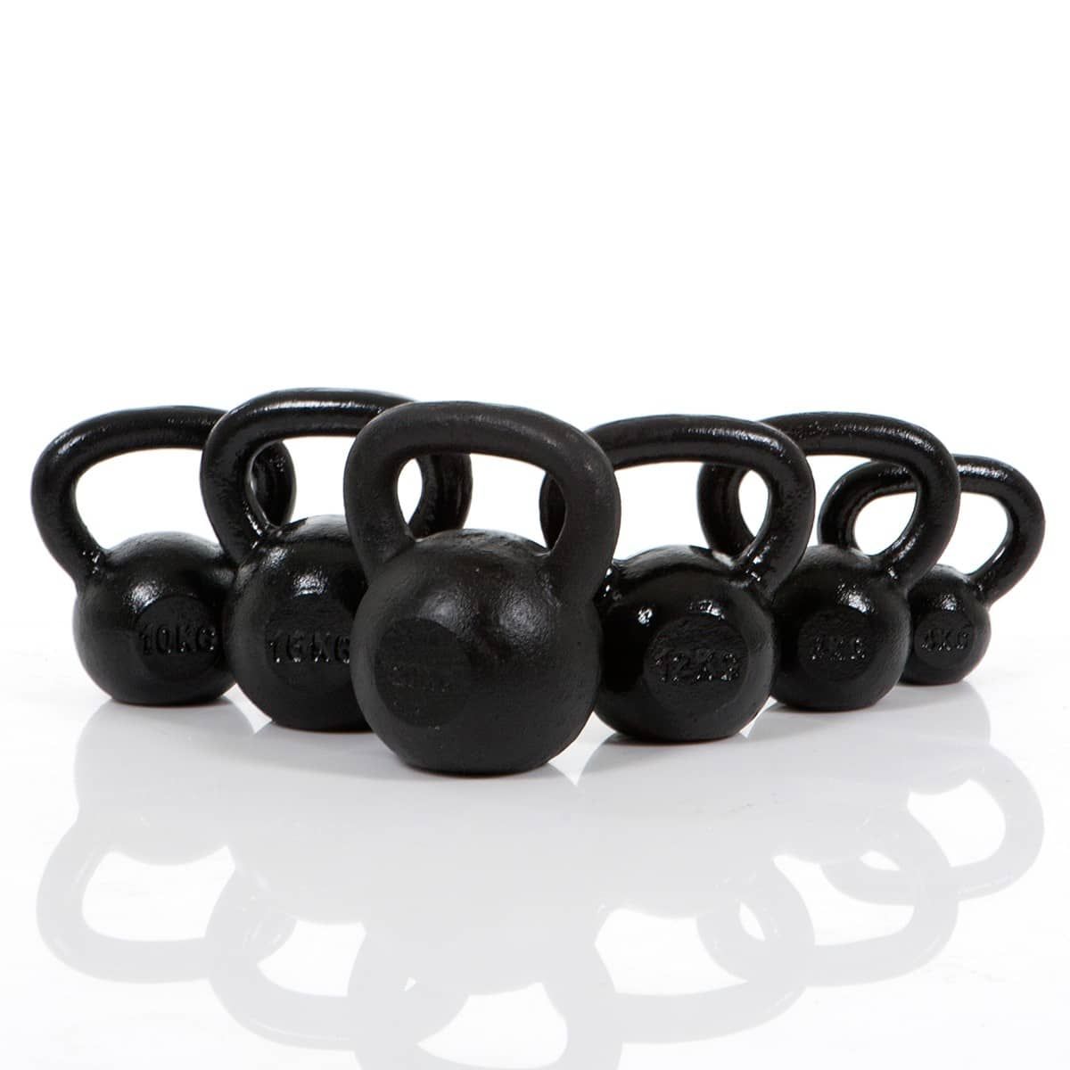 Sechs schwarze Kettlebells mit Griffen. Aufschrift 8 kg. Auf weißem Untergrund platziert.