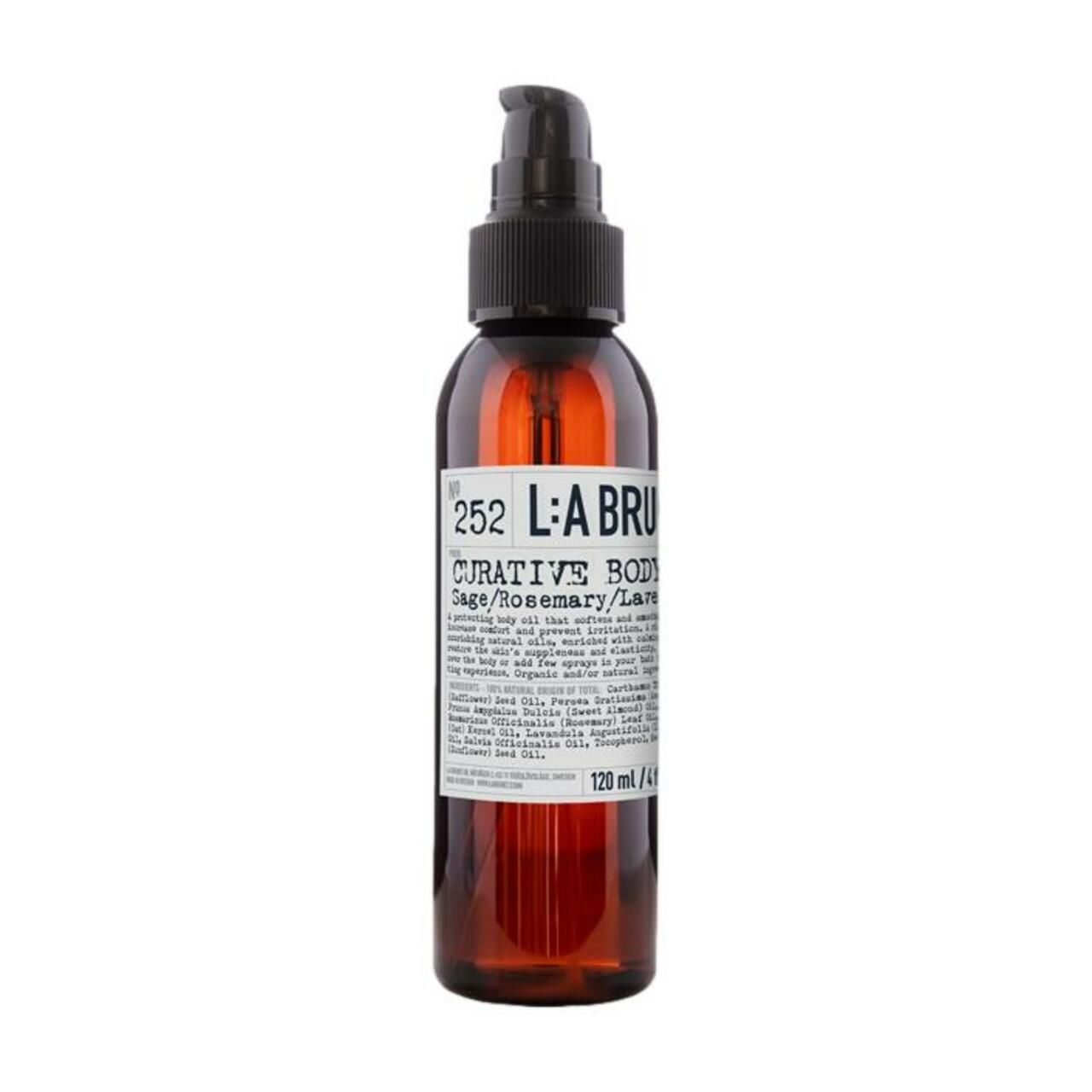 Braune Glasflasche mit schwarzem Pumpkopf. Aufschrift: 252 L:A BRU, CURATIVE BODY, Sage/Rosemary/Lan. Volumen: 120 ml.