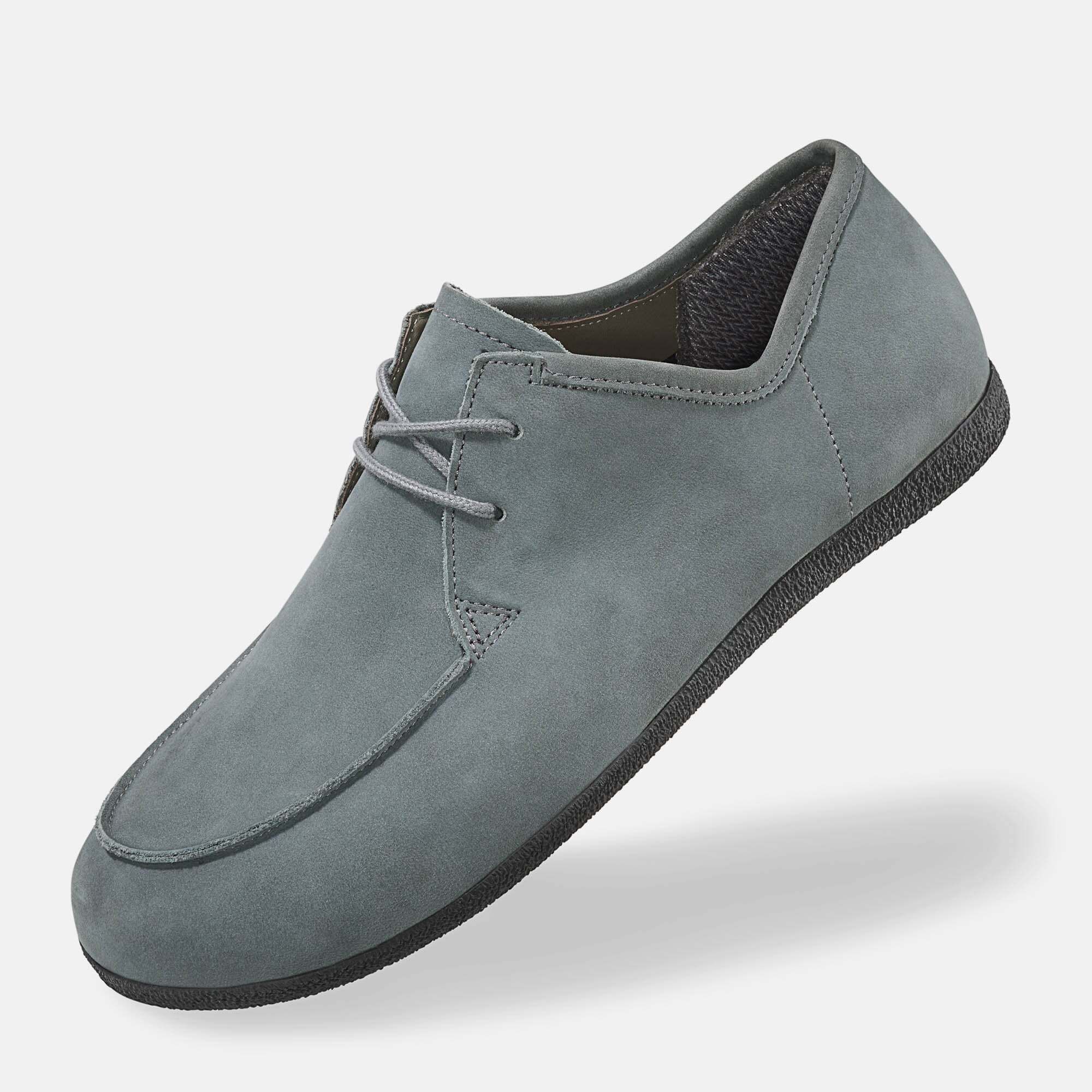 Grauer Schnürschuh. Obermaterial aus Wildleder-Optik. Runde Schuhspitze. Flache Sohle. Schnürsenkel. Schuh leicht schräg.