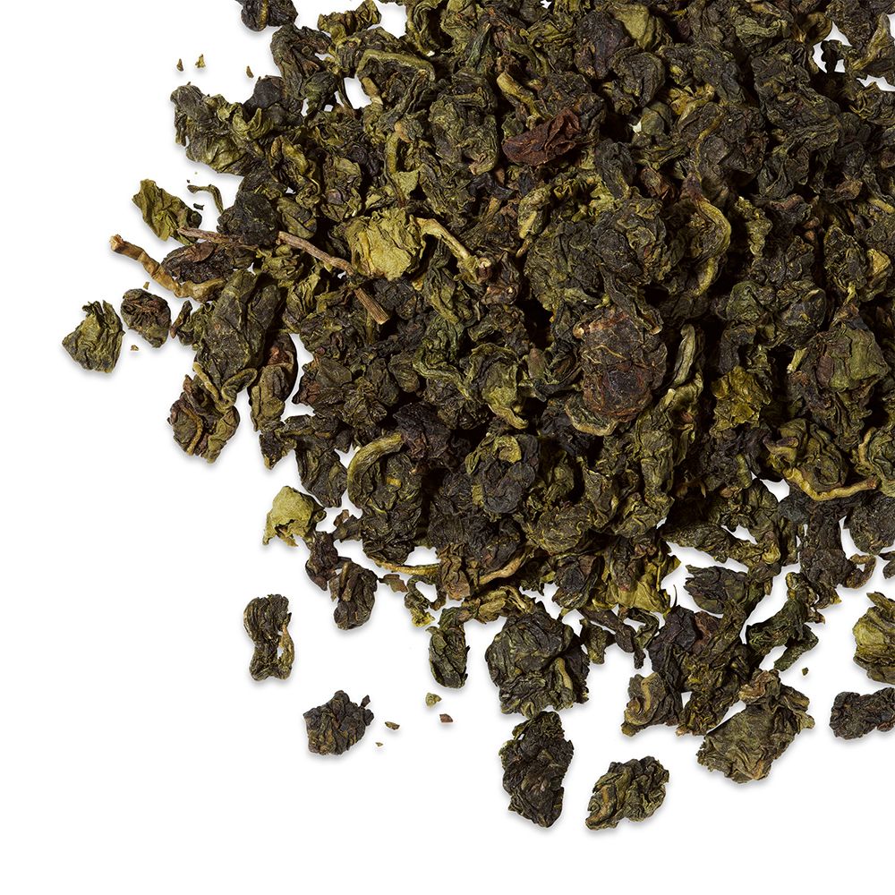 Nahaufnahme von getrockneten Jasmin Oolong Tee Blättern. Grüne und braune Blätter auf weißem Hintergrund.