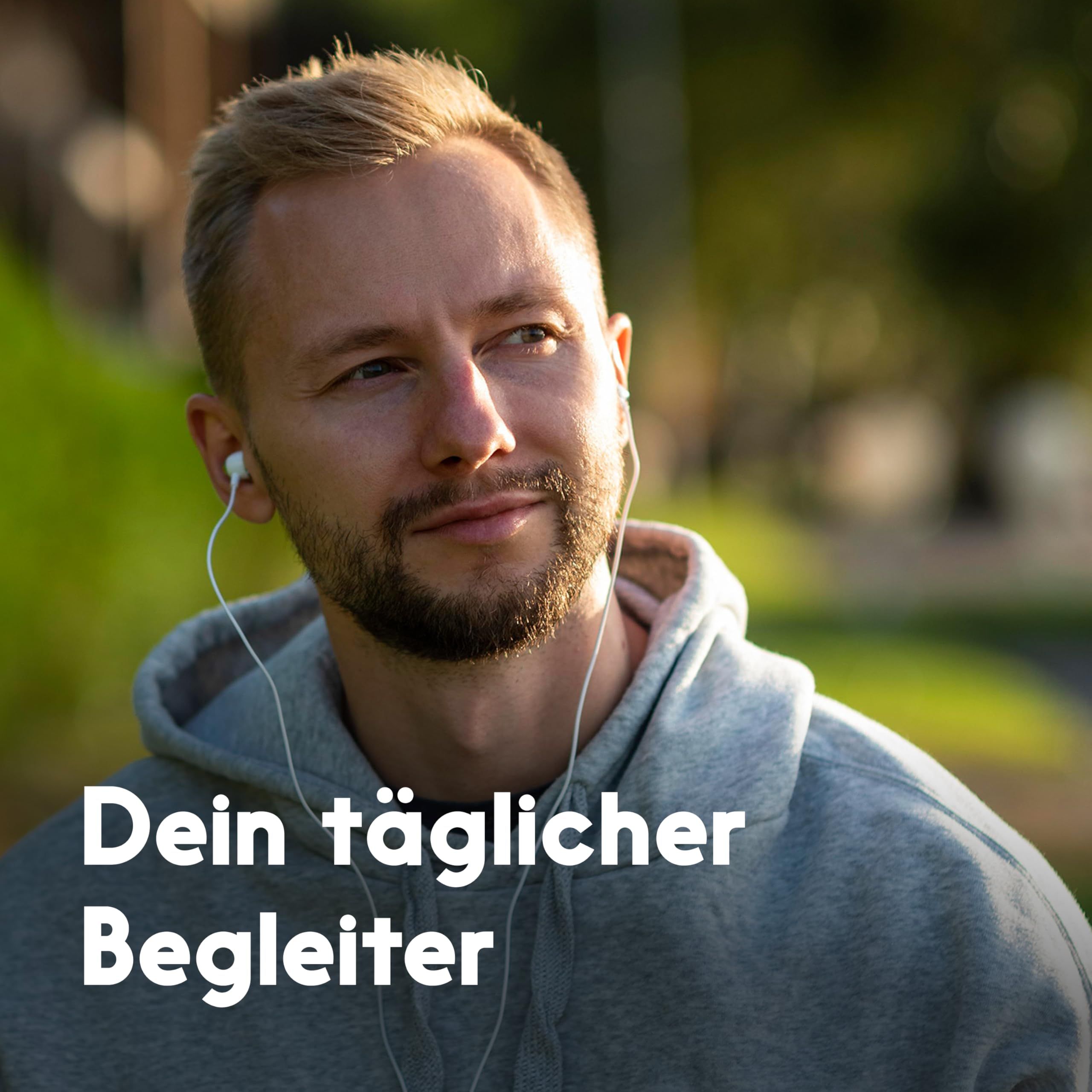 Ein Mann mit blonden Haaren und Kopfhörern. Er trägt einen grauen Kapuzenpullover und schaut nach oben. Text: Dein täglicher Begleiter.