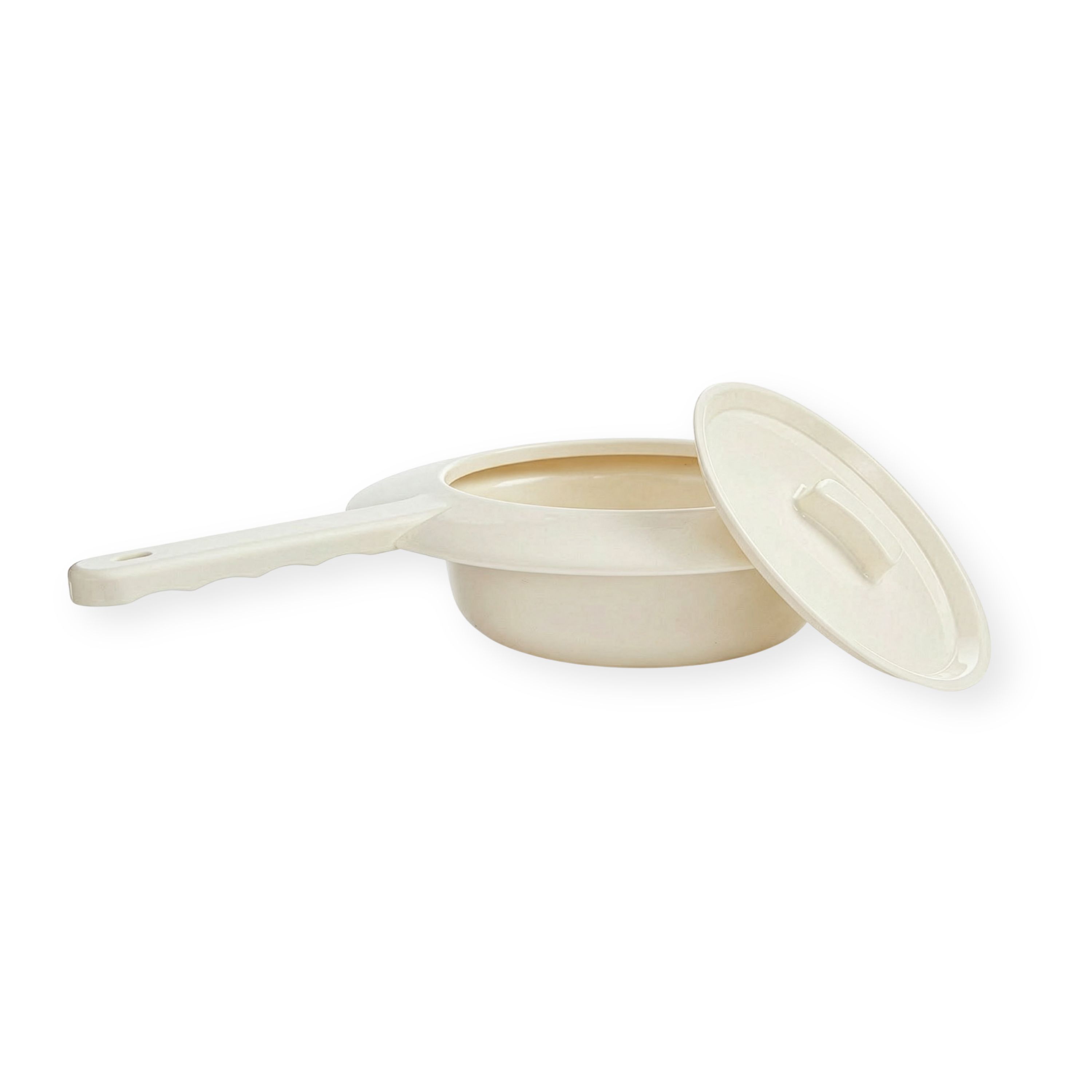 Beige Bettpfanne mit Deckel und Griff. Kunststoff. Deckel daneben.