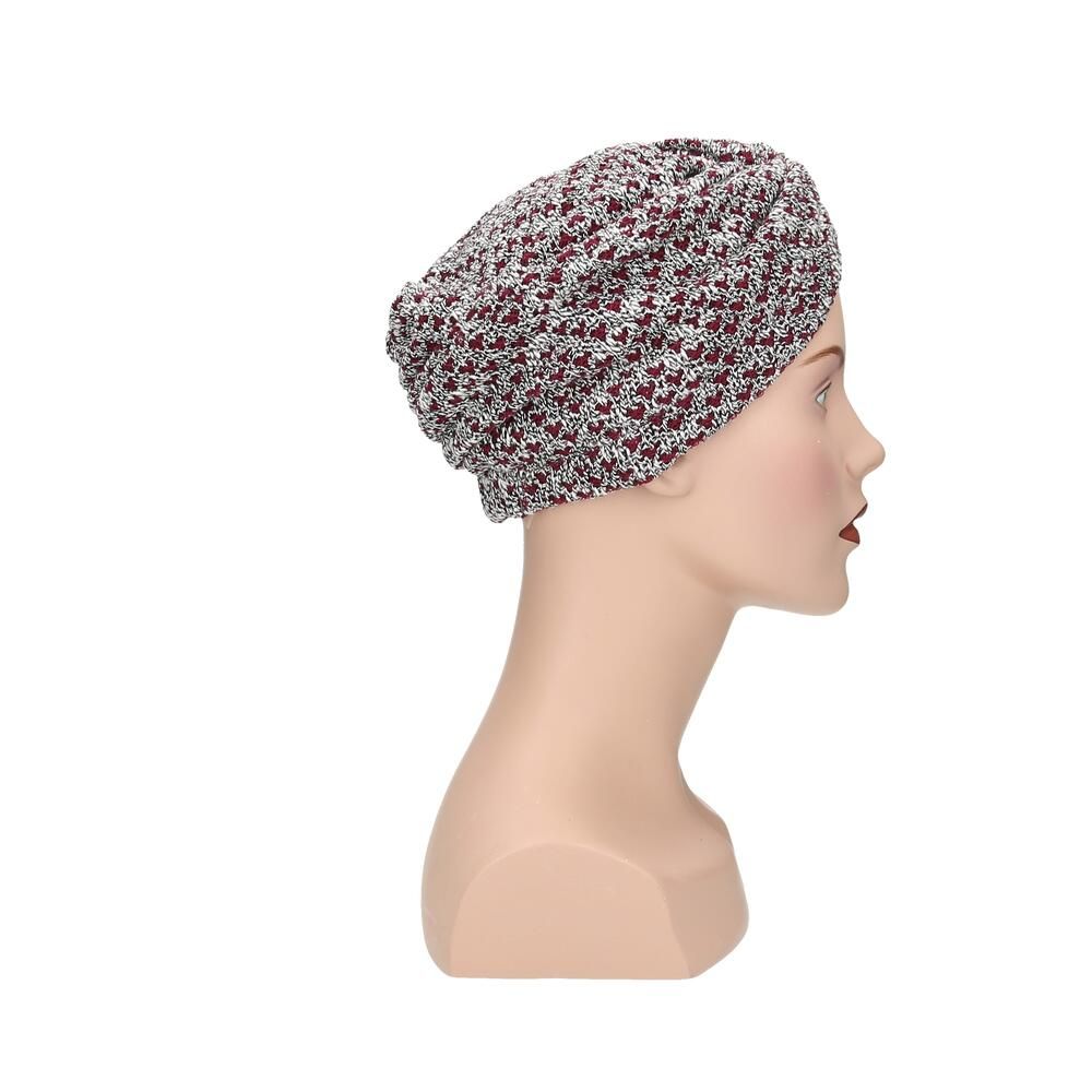 Gestrickter Turban in Grau und Rot mit Muster, von der Seite auf einer Schaufensterpuppe gezeigt.
