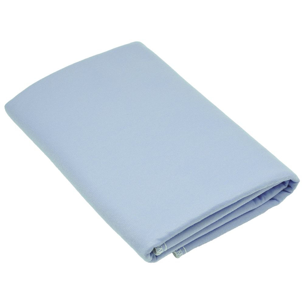 Gefaltete Bettunterlage, hellblau. Rechteckige Form. Keine sichtbaren Merkmale oder Details.
