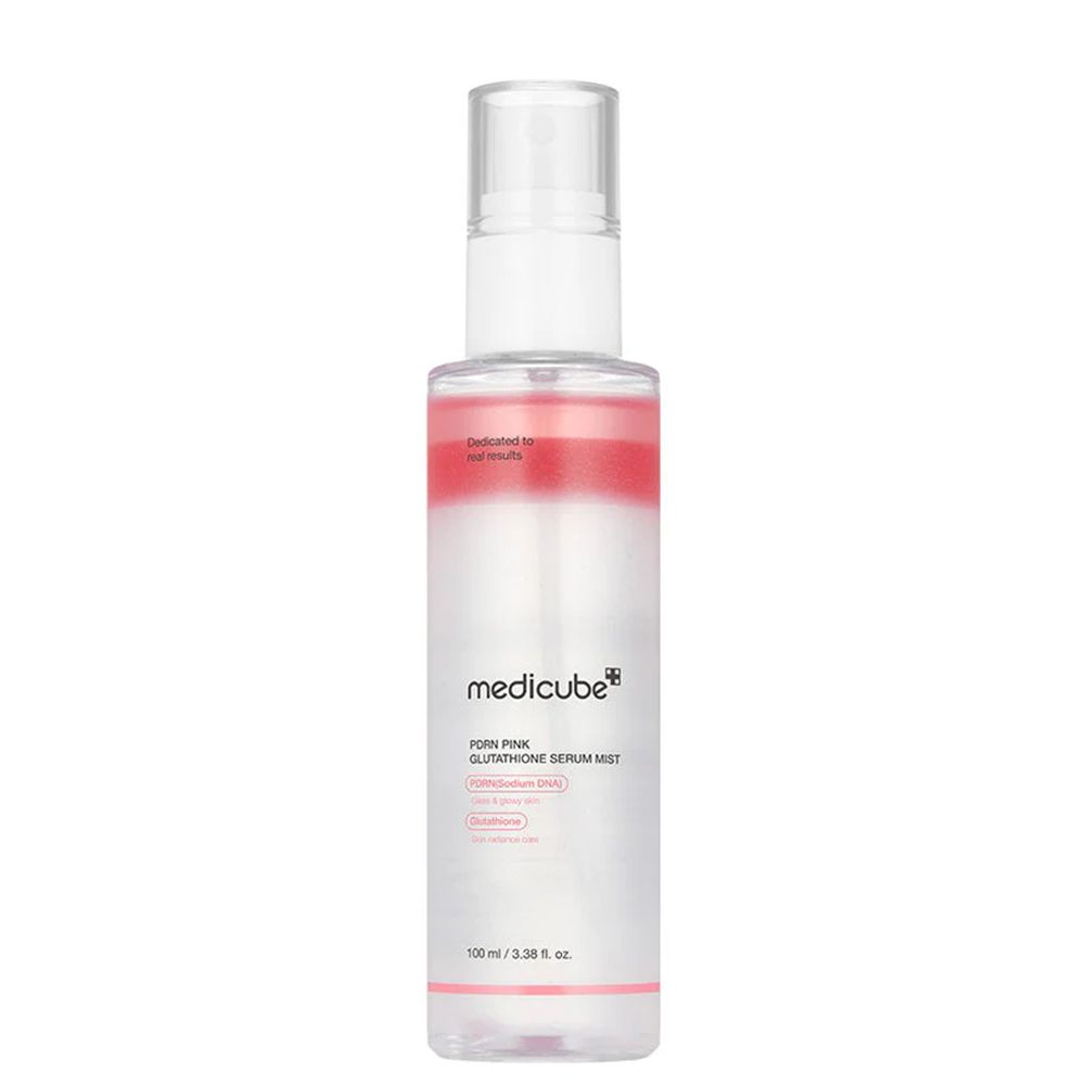 Medicube PDRN Pink Glutathione Serum Mist Flasche mit Pumpsprühkopf. Klare Flüssigkeit mit rosa Schicht oben.