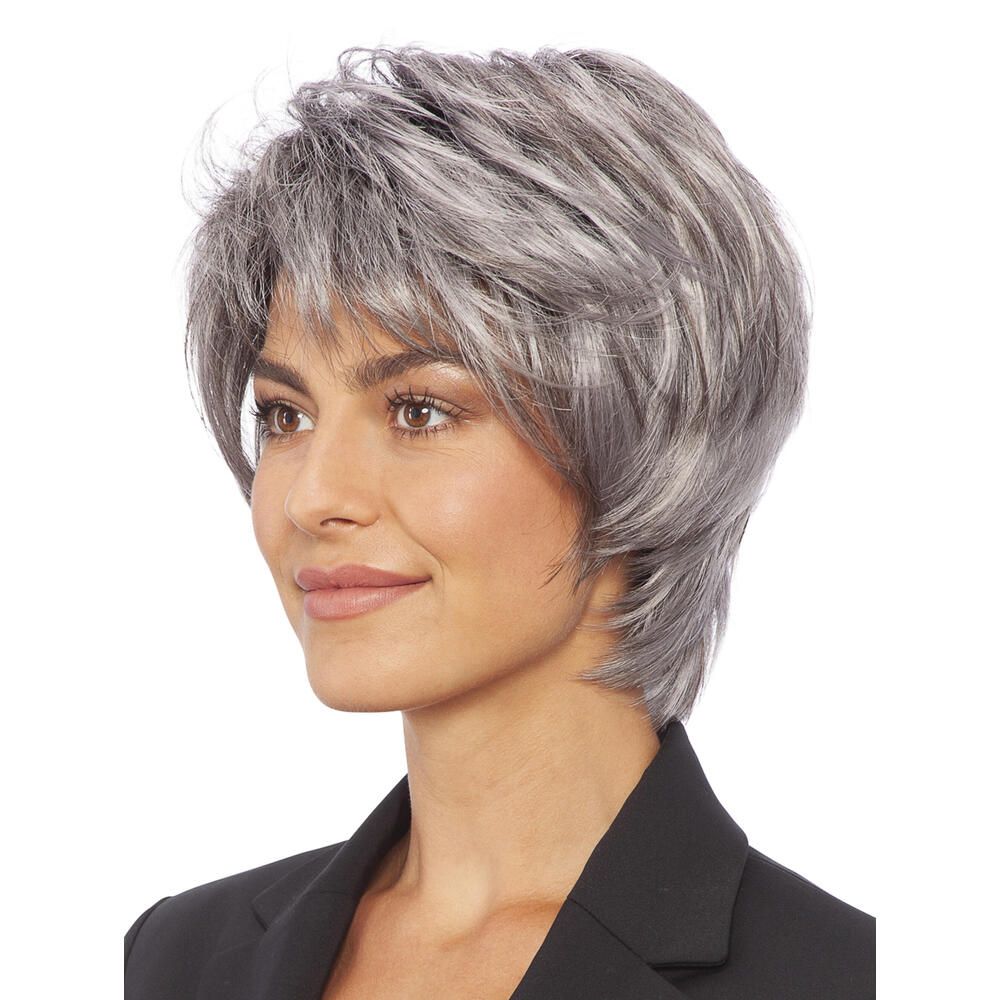 Graue Perücke mit kurzem, fransigem Pony. Frau mit schwarzem Blazer. Seitenansicht.