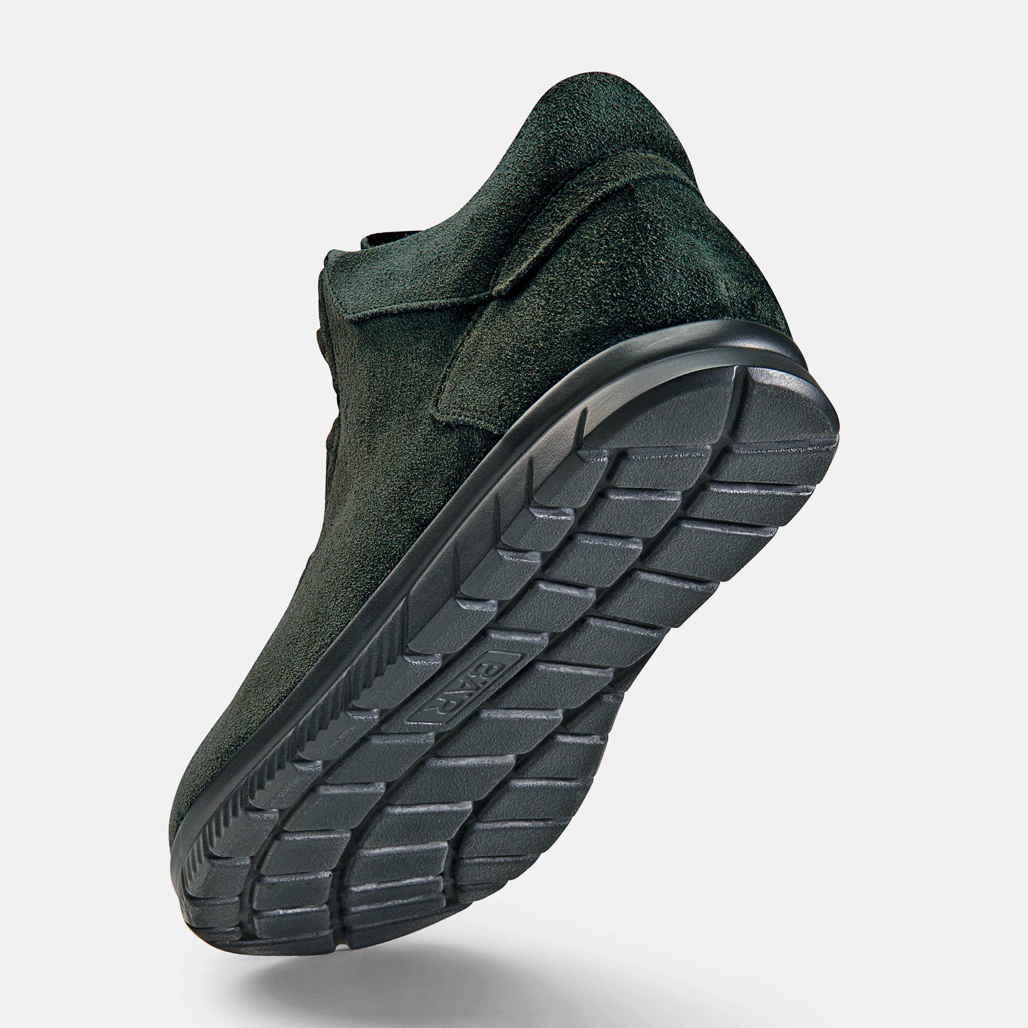 Grüne Stiefelette, Unteransicht. Schwarze Sohle mit Profil. Wildleder-Optik.