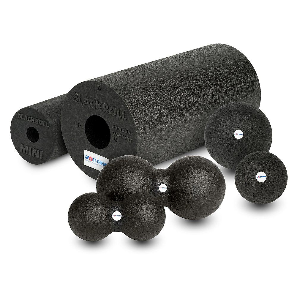 Schwarzes Faszien-Set Pro komplett. Enthält Rollen, Kugeln und eine Doppel-Kugel. Aufschrift: BLACKROLL, MINI, SPORT-THERAPIE.