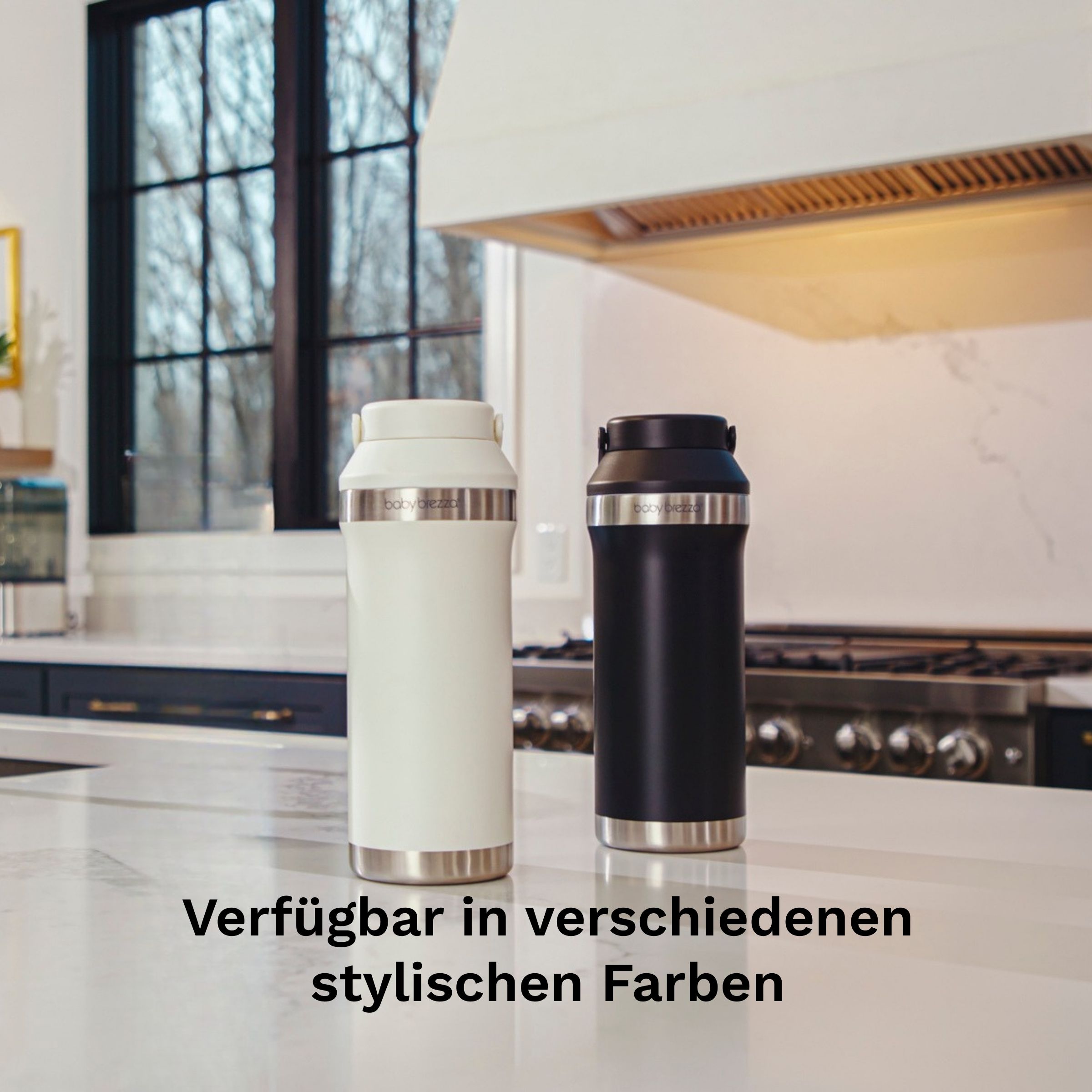 Weiße und schwarze Baby Brezza Thermosflaschen nebeneinander auf einer Küchenarbeitsplatte.