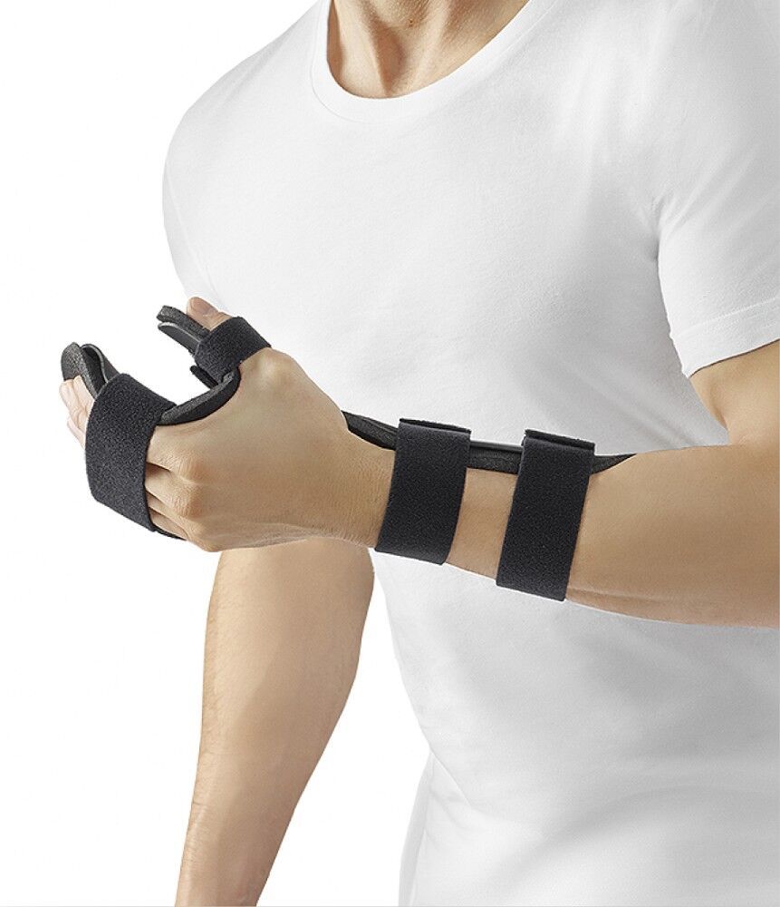Handorthese, schwarz, mit Klettverschlüssen und Fingerschlaufen. Am Handgelenk und Daumen fixiert.