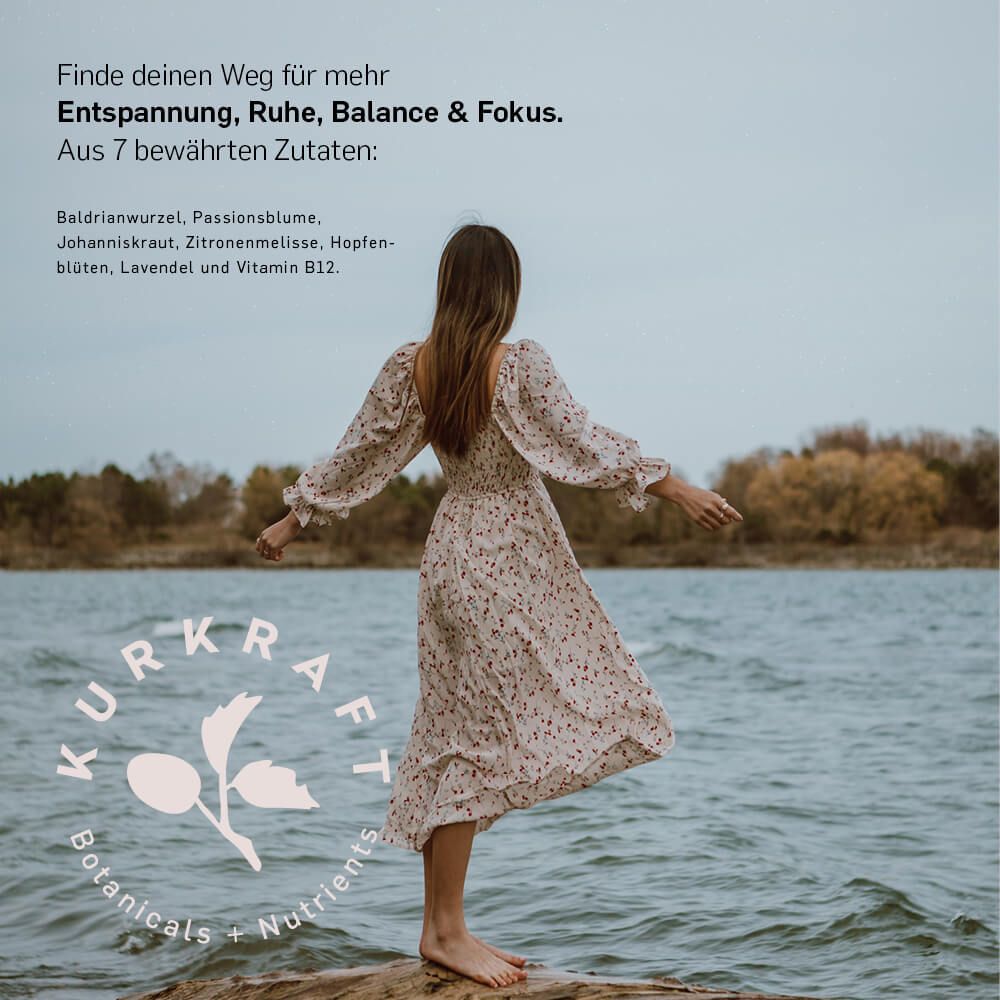 Frau am Wasser. Text: Finde deinen Weg für mehr Entspannung, Ruhe, Balance & Fokus. Aus 7 bewährten Zutaten. Kurkraft Logo.