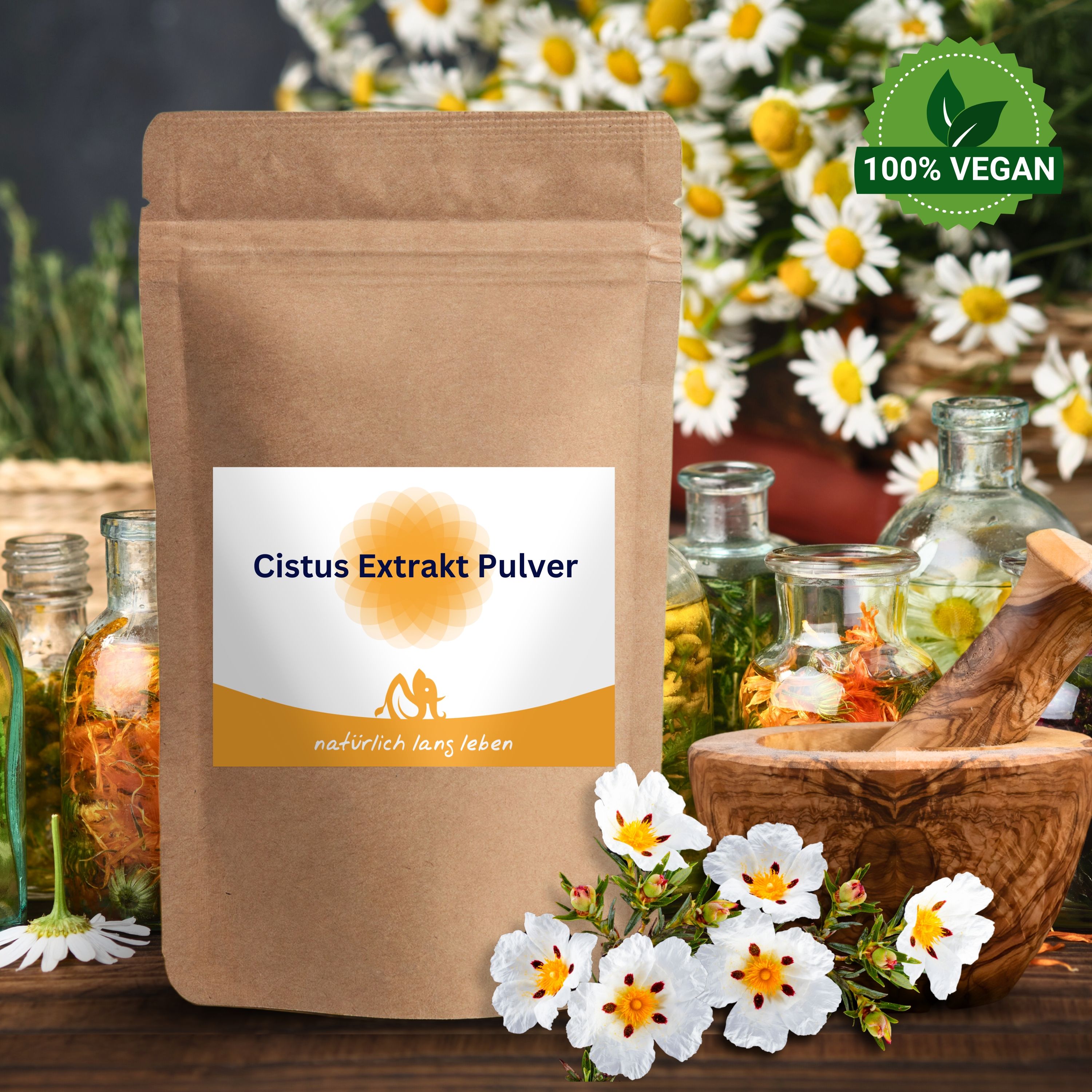 Beutel mit Cistus Extrakt Pulver. Etikett mit Produktname und Logo. Hintergrund: Blumen, Flaschen, Mörser.