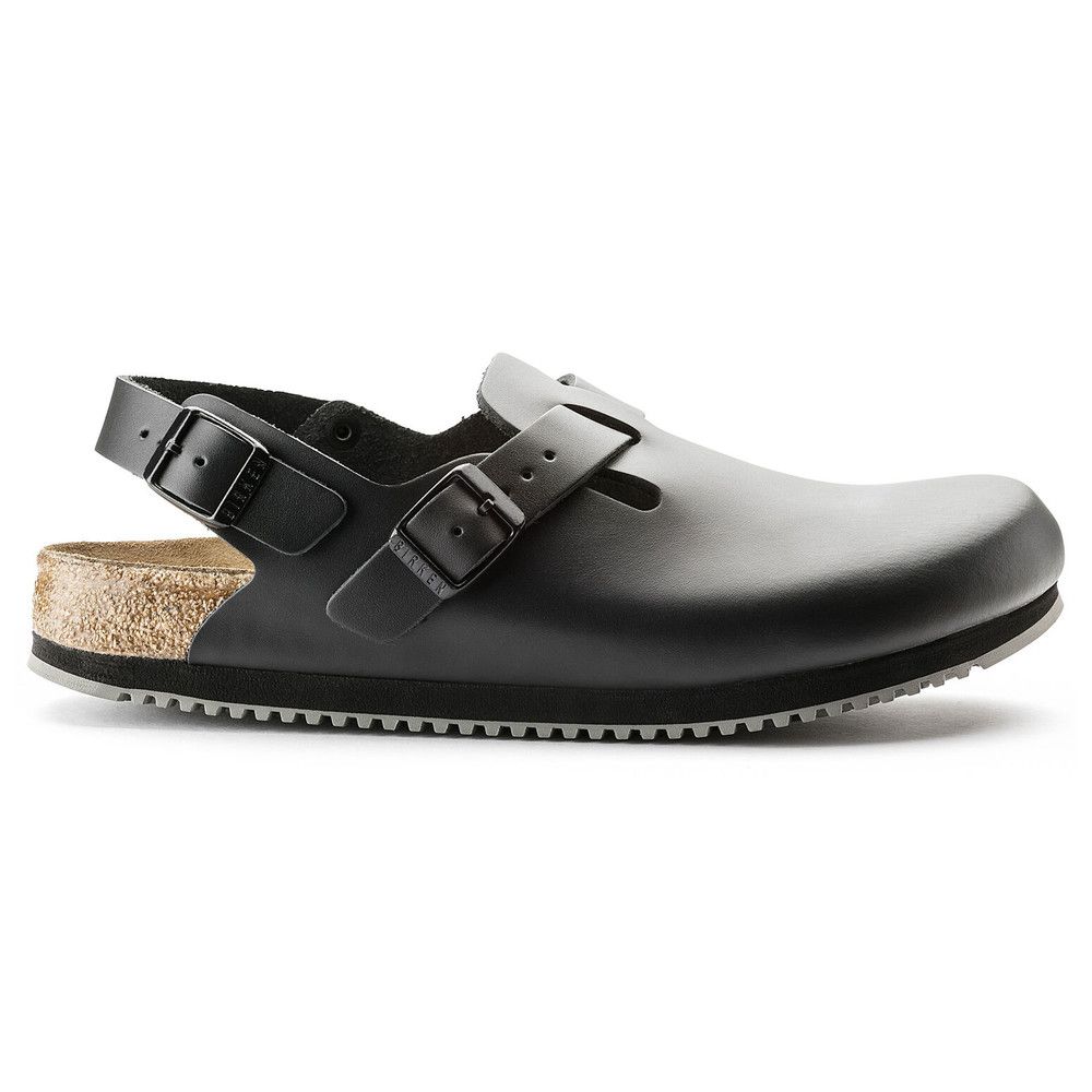 Schwarzer Schuh mit Riemen und Schnalle. Korkfußbett, schwarze Sohle. Seitliche Ansicht.