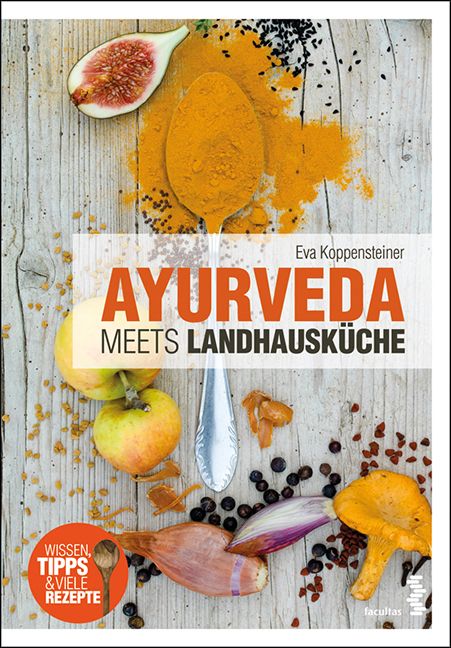 Buchcover mit Titel "Ayurveda meets Landhausküche". Auf Holzuntergrund liegen Zutaten wie Feige, Äpfel, Gewürze und Pilze.