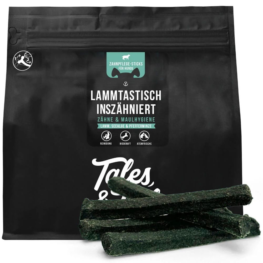 Schwarze Verpackung mit Produktnamen und Kausticks. Aufschrift: LammTastisch InsZähniert, Zähne & Maulhygiene. Marke: Tales & Tails.
