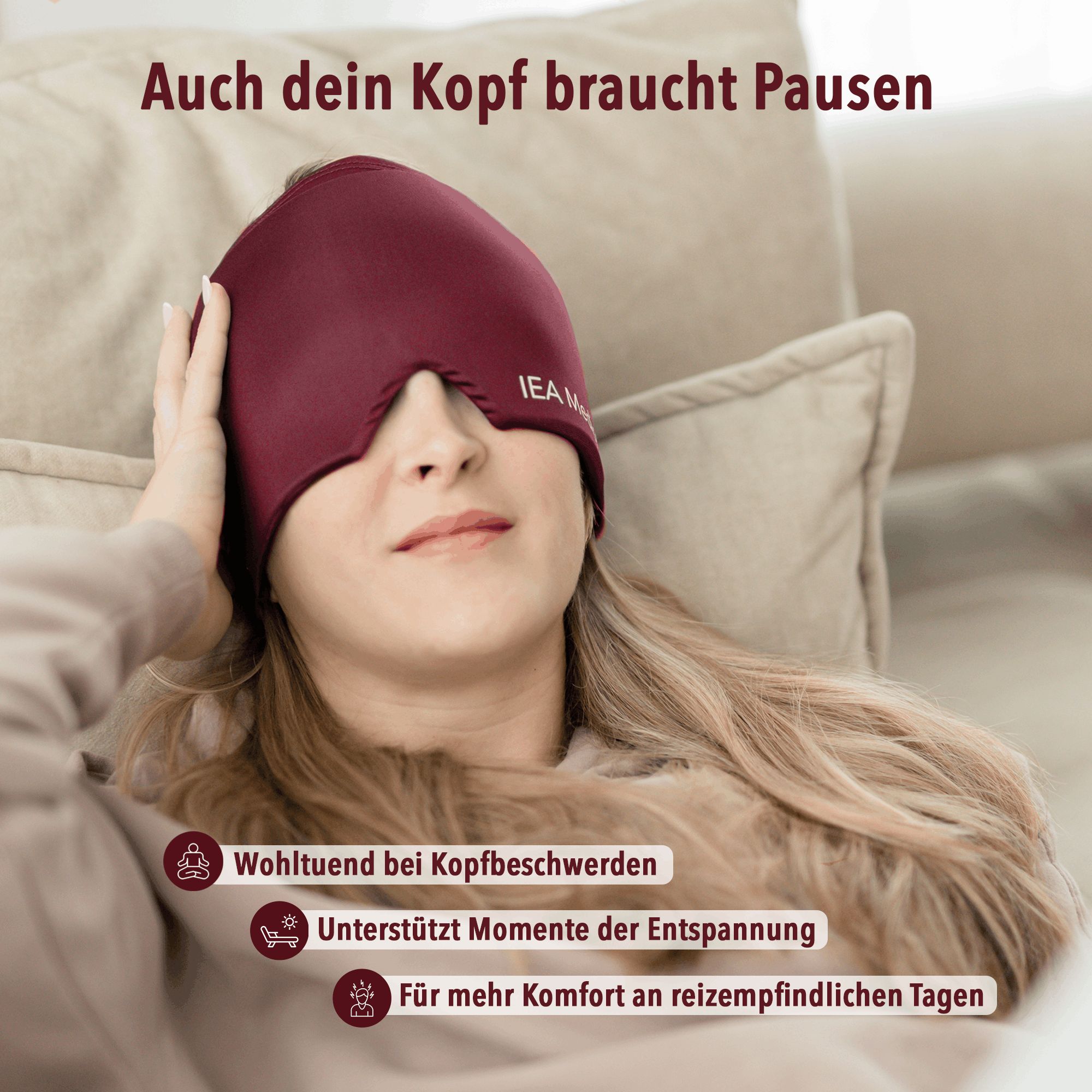 Frau mit Migränemaske auf Sofa. Text: Auch dein Kopf braucht Pausen. IEA Medical Logo sichtbar.
