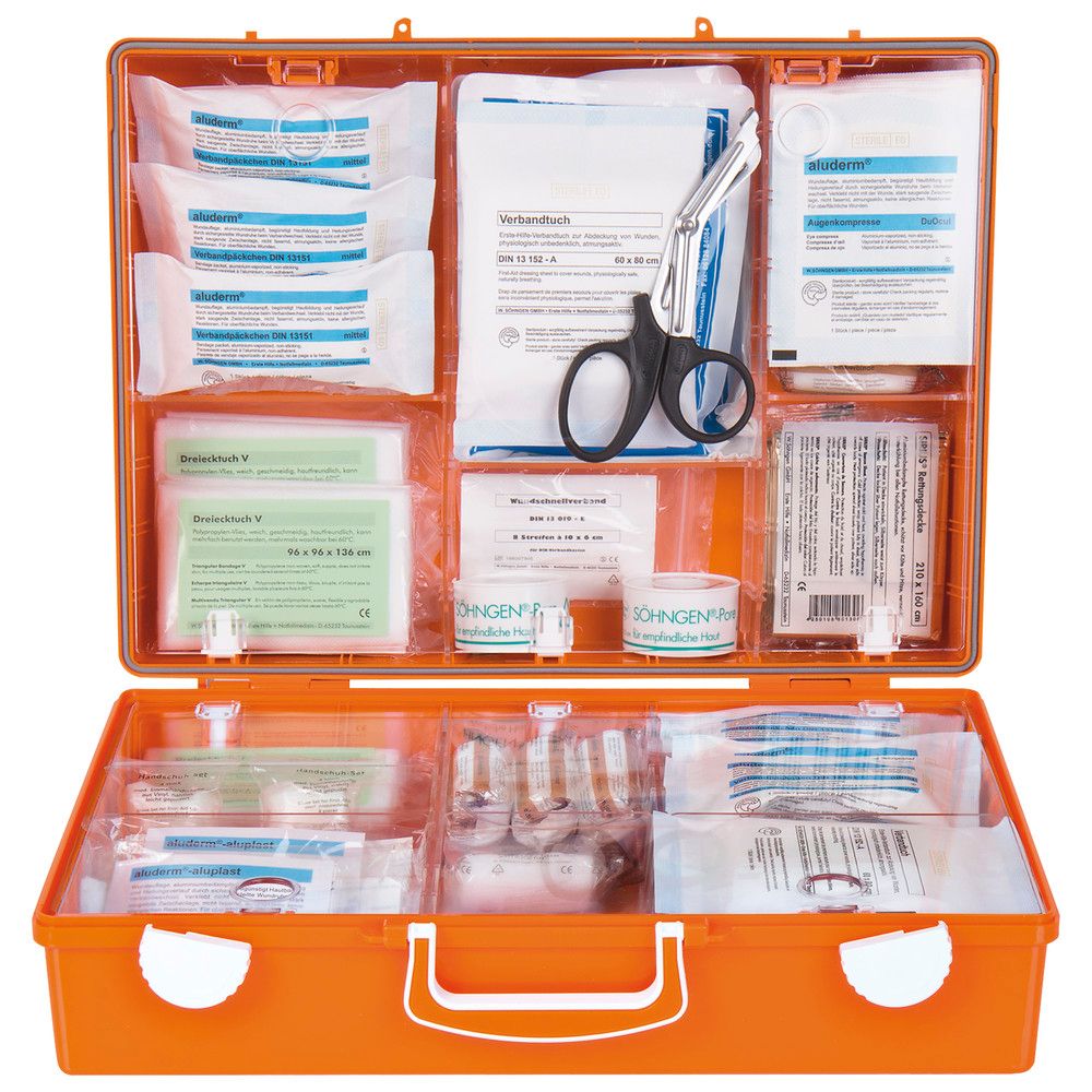 Geöffnete orange Erste-Hilfe-Koffer mit verschiedenen medizinischen Artikeln. Schere, Verbandsmaterial, Pflaster und weitere Inhalte sichtbar.