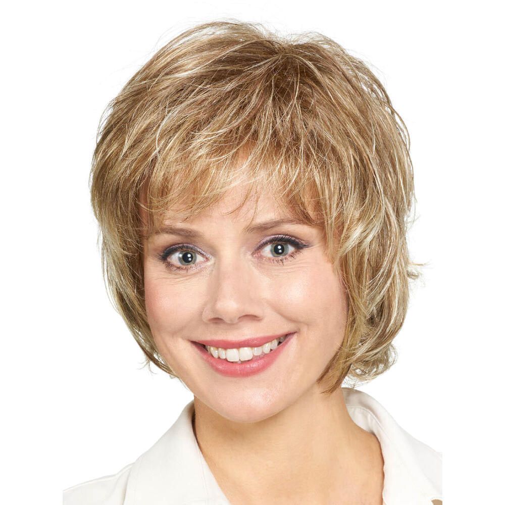 Perücke Michelle von Lofty. Blondes, kurzes Haar mit Pony. Frau mit weißem Oberteil. Frontansicht.