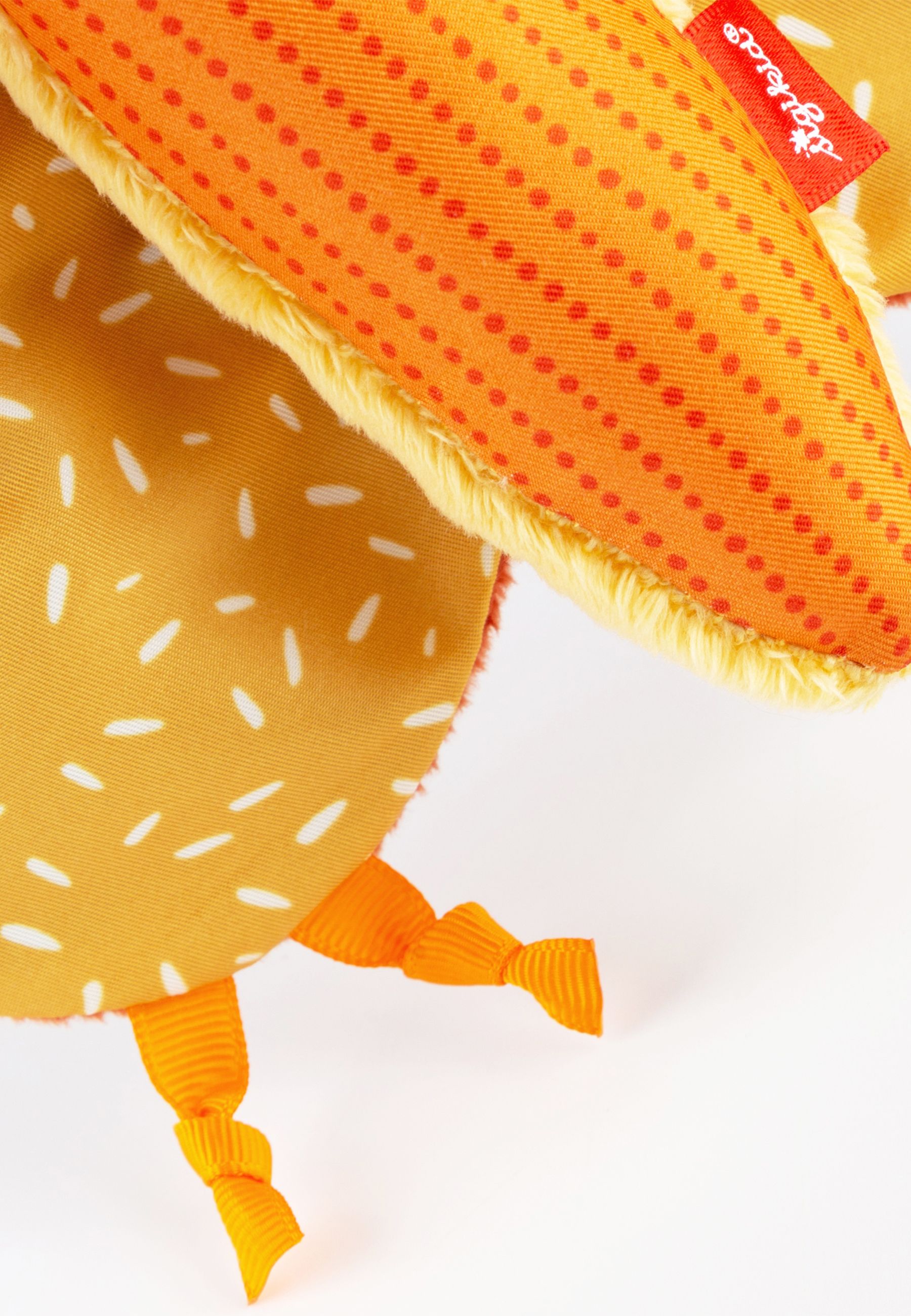 Nahaufnahme des Schmetterlings. Gelbe Flügel, orangefarbener Körper mit Punkten, orangefarbene Beine.