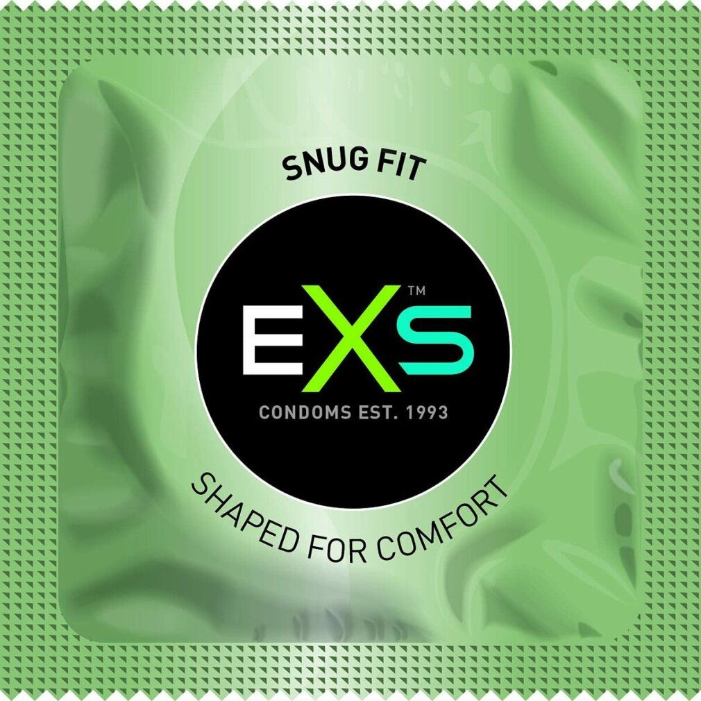 Einzeln verpacktes EXS Snug Fit Kondom. Aufschrift: Shaped for Comfort. Logo: EXS Condoms Est. 1993.
