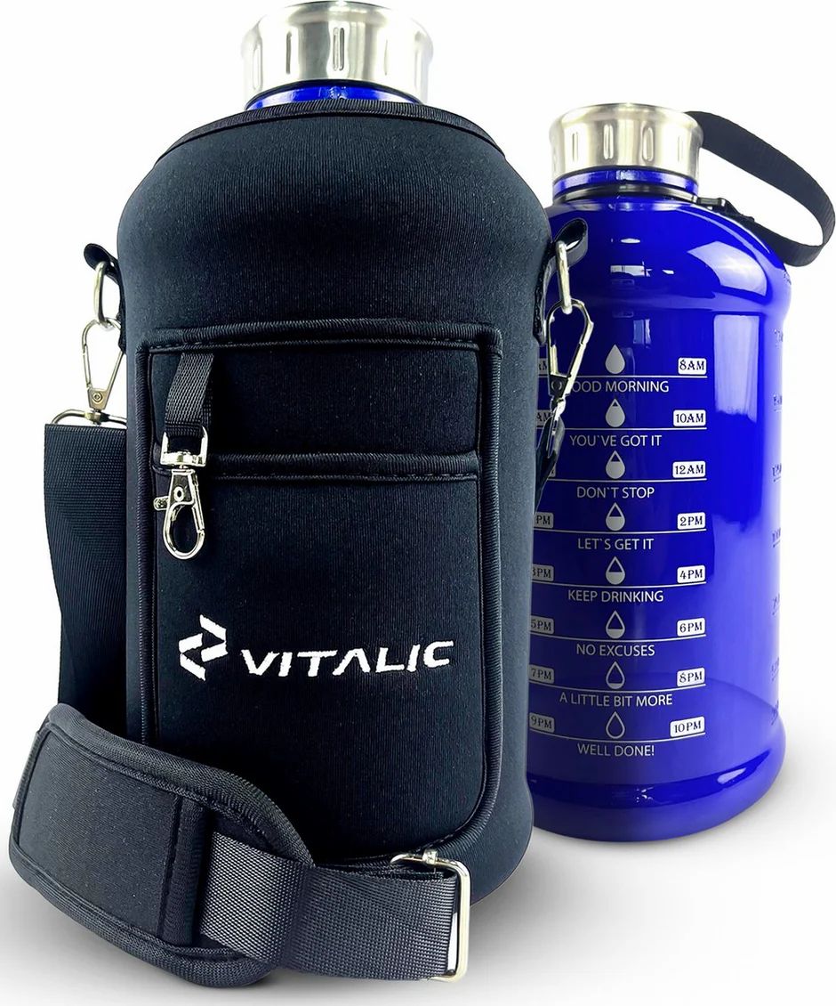 Blaue Wasserflasche mit schwarzer Neoprenhülle. Hülle mit Schultergurt und VITALIC-Logo. Flasche mit Zeitmarkierungen.