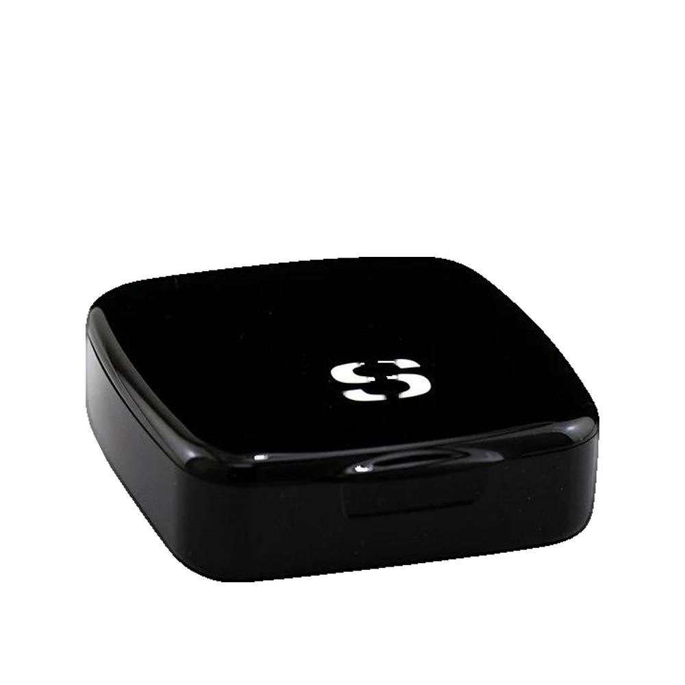 Schwarzer, quadratischer Lidschatten-Kompaktpuder mit weißem Logo. Der Deckel ist geschlossen.