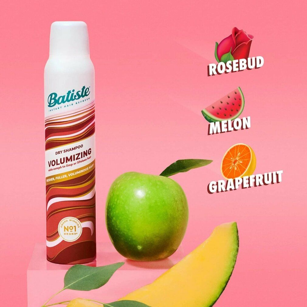 Weiß-rote Sprühdose mit weißem Deckel. Aufschrift: Batiste Dry Shampoo & Volumizing. Mit Früchten und Blättern.