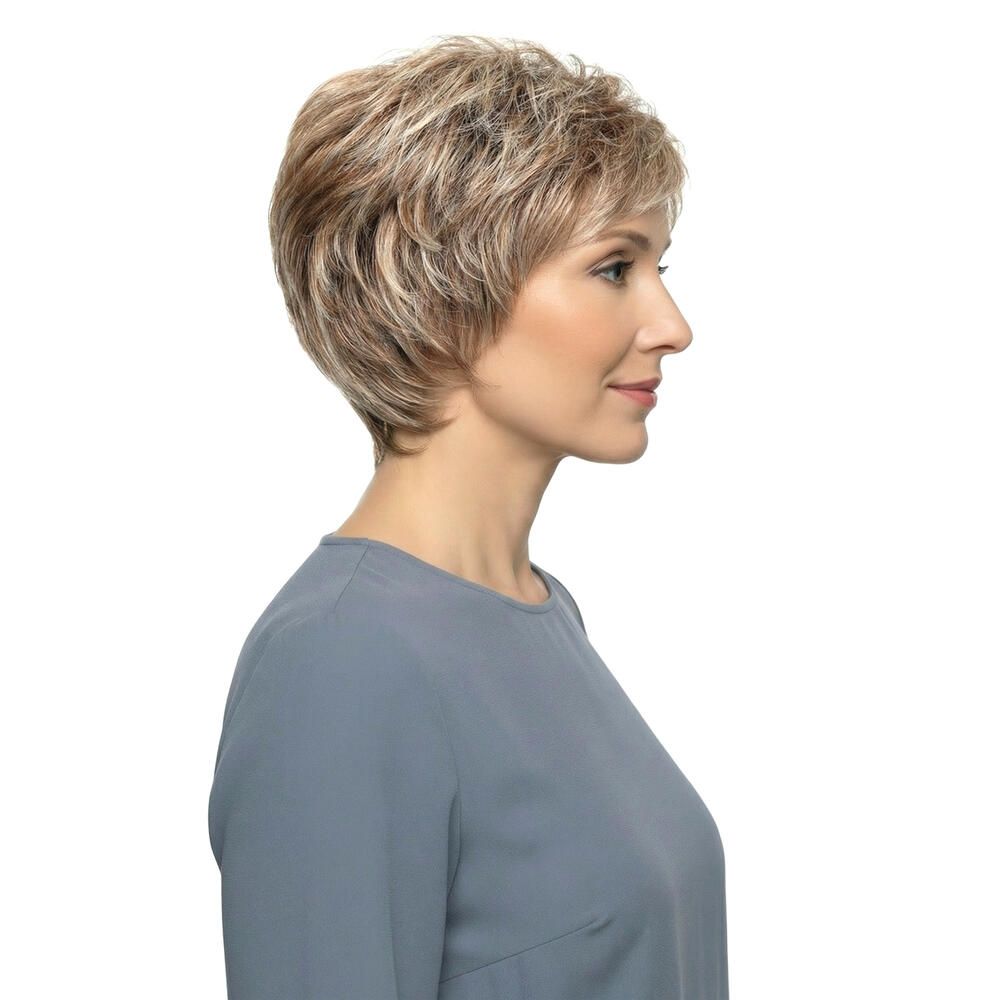Kurzhaarperücke, blond mit Strähnen, seitliche Ansicht einer Frau. Haarschnitt mit Stufen. Natürlicher Look.