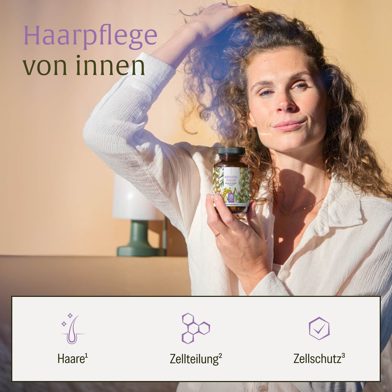Frau hält Flasche mit Haar-Komplex-Kapseln, mit Icons für Haare, Zellteilung und Zellschutz.
