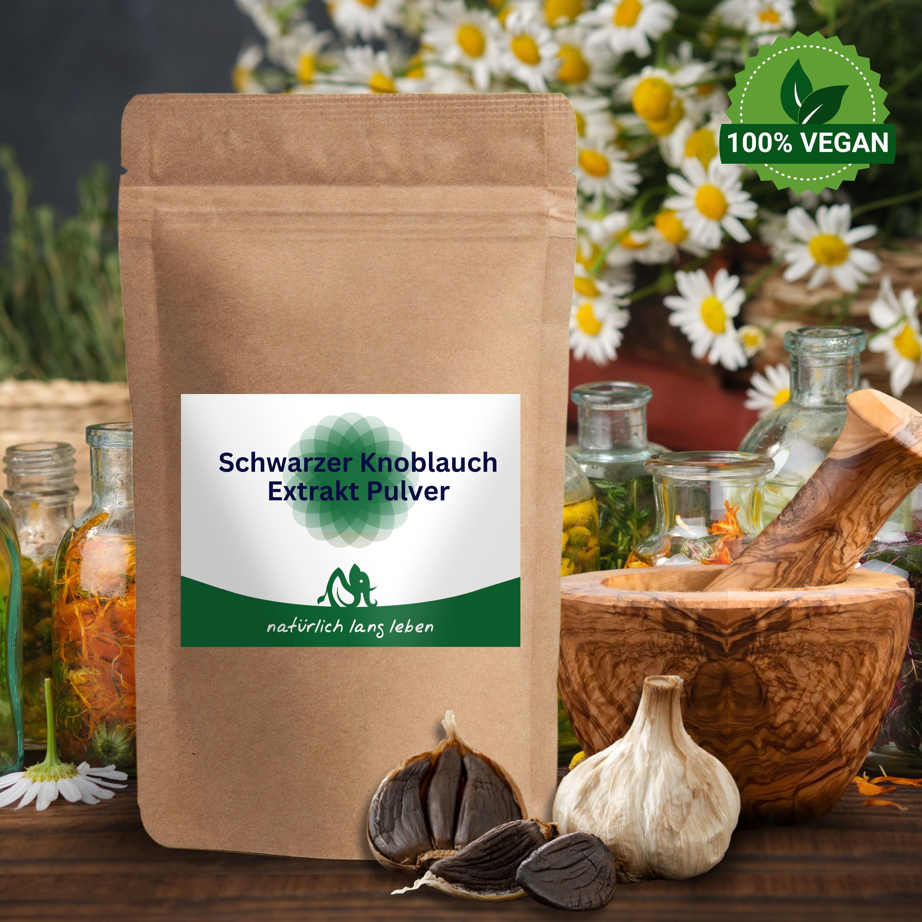 Braune Tüte mit Etikett. Auf dem Etikett steht: Schwarzer Knoblauch Extrakt Pulver. Logo: grüner Baum. Schwarzer und weißer Knoblauch daneben.