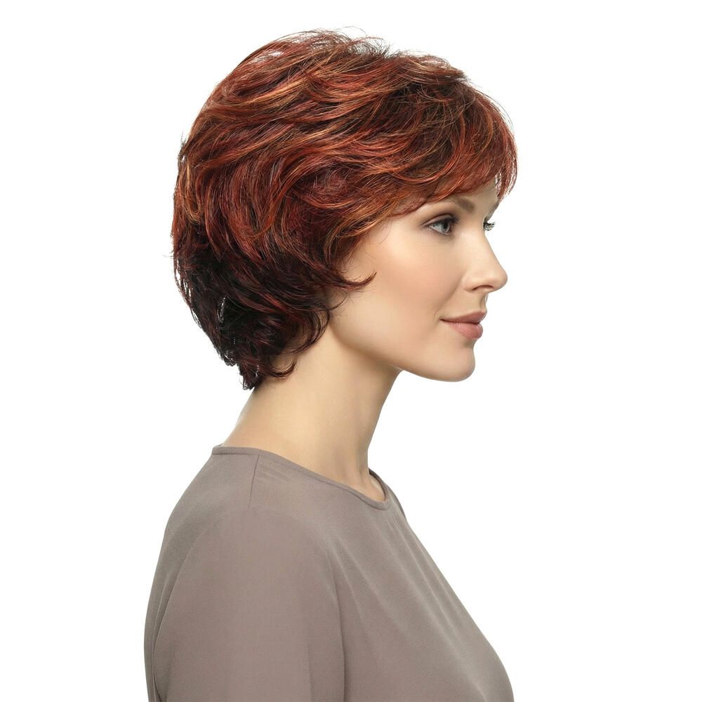 Kurzhaarperücke mit braun-roten Farbtönen. Seitenansicht. Die Perücke hat einen Pony und ist auf einer Person getragen.