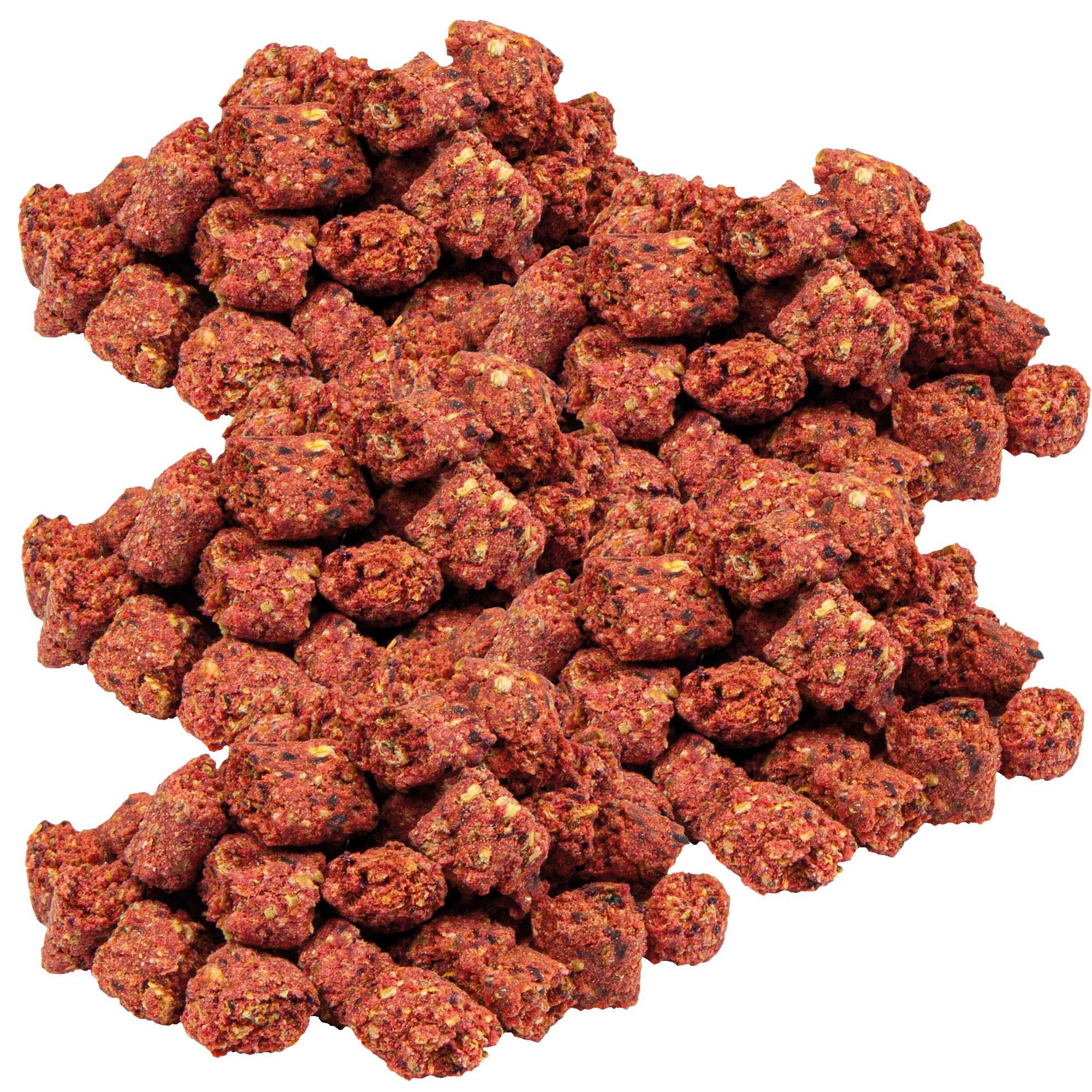 Hundefutter-Snacks, rotbraun, unregelmäßige Form, in Haufen angeordnet. Nahaufnahme, helle Beleuchtung.