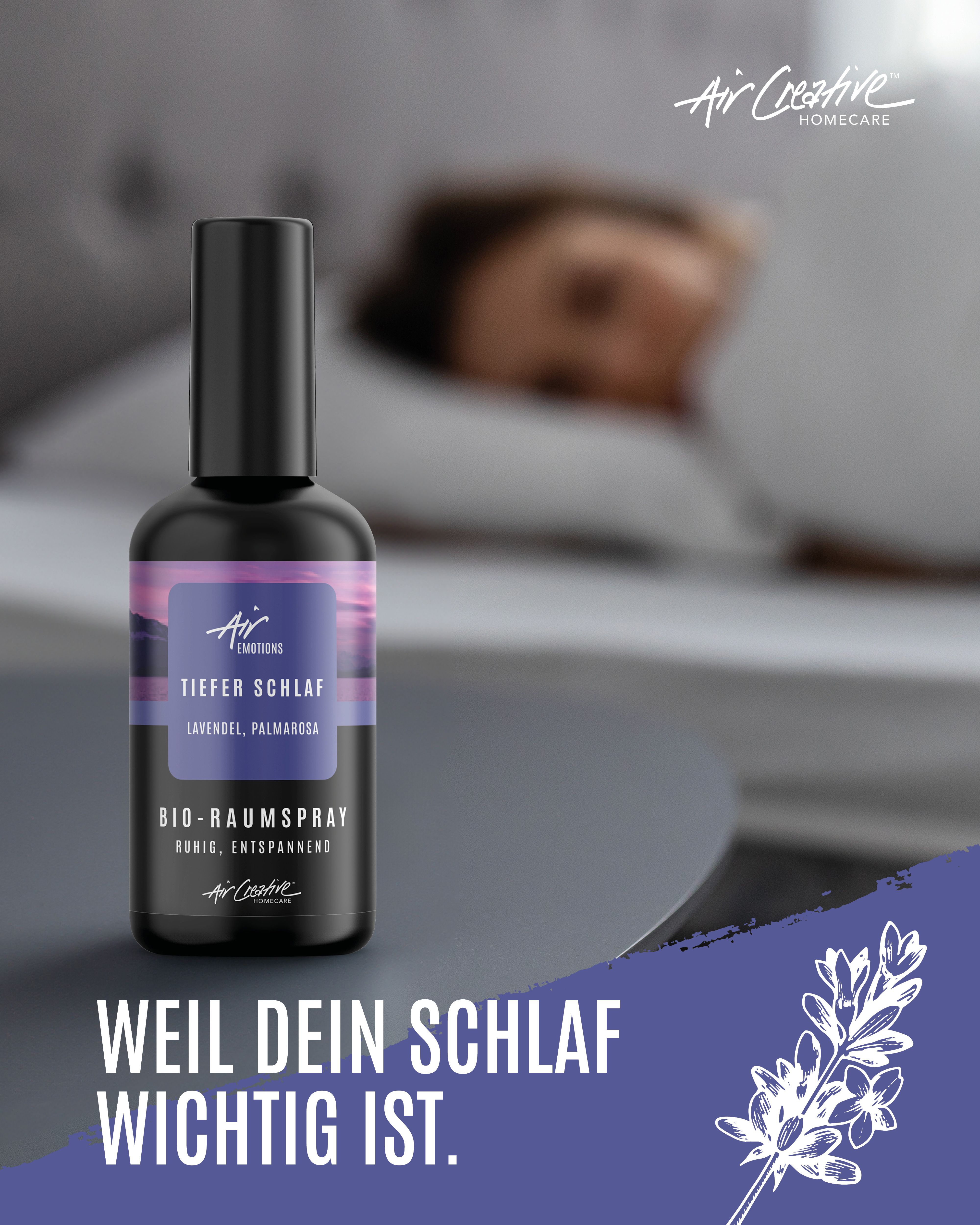 Schwarze Sprühflasche mit lila Etikett. Text: Tiefer Schlaf, Lavendel, Palmarosa, Bio-Raumspray. Air Creative Homecare. Hintergrund: Person im Bett.
