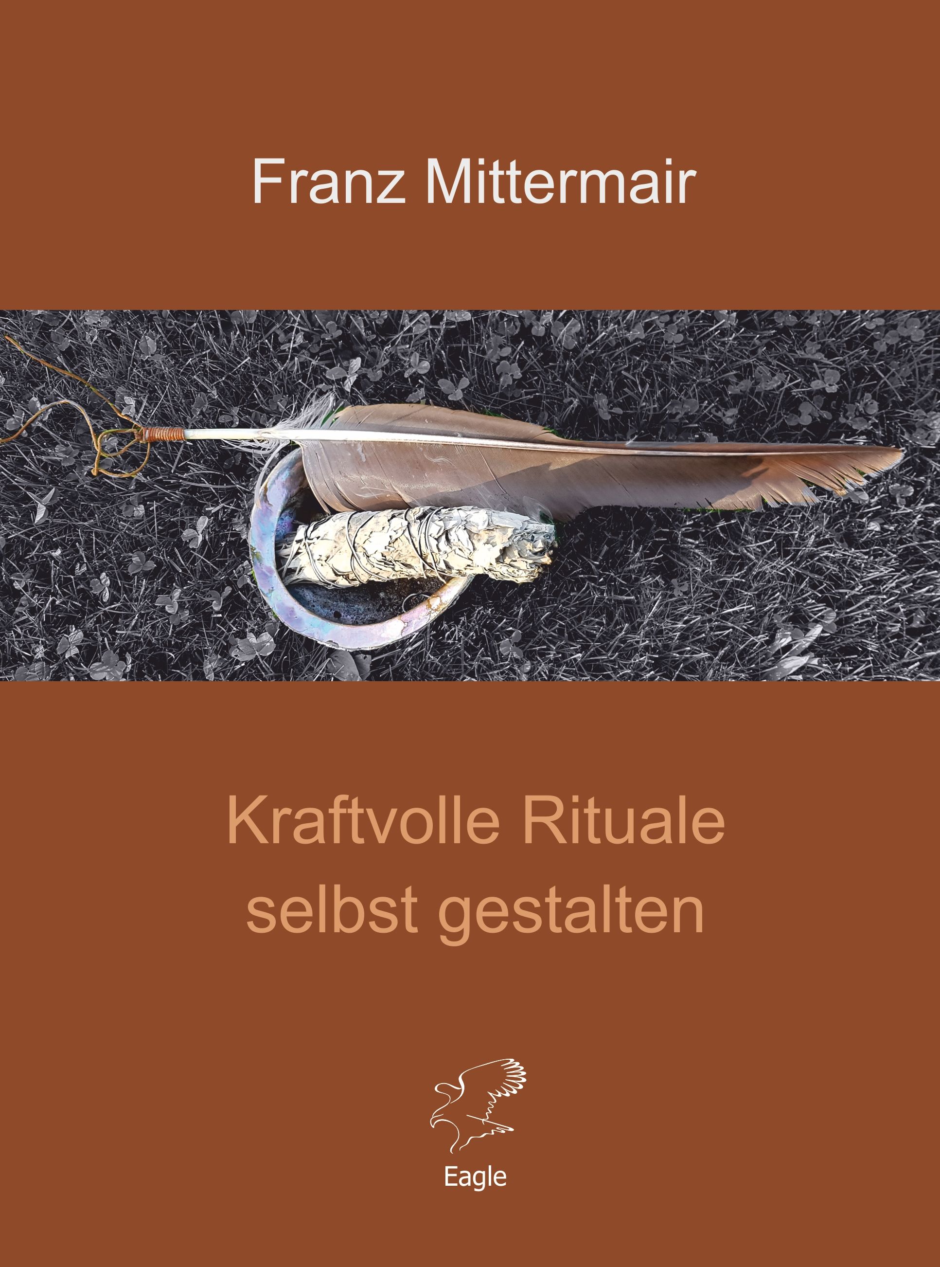 Buchcover mit Titel "Kraftvolle Rituale selbst gestalten". Autor: Franz Mittermair. Feder, Kräuter und Ring auf Gras.