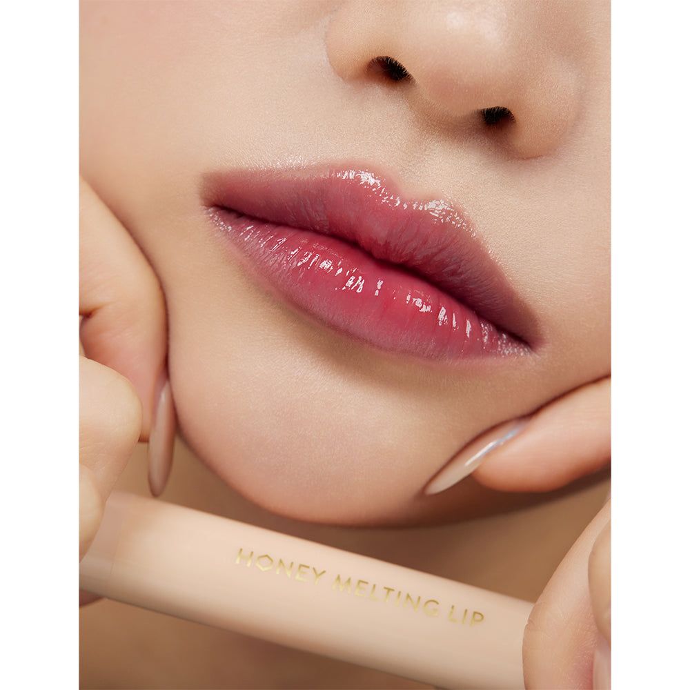 Ein Lippenstift mit glänzendem Finish in Rosaton. Die Verpackung ist hellbeige mit goldener Schrift.