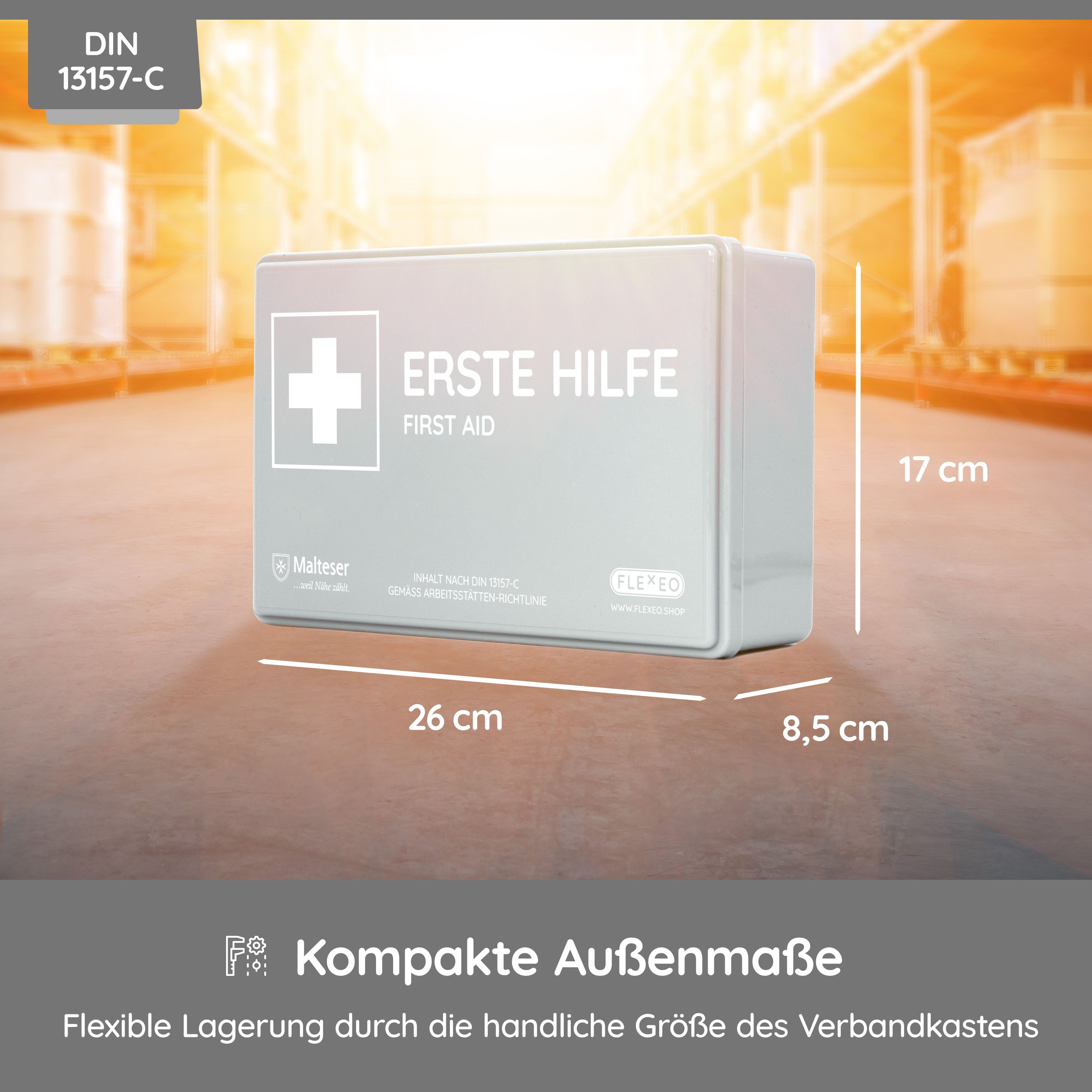 Grauer Verbandkasten mit weißem Kreuz und Aufschrift "ERSTE HILFE". Maße: 26x17x8,5 cm. DIN 13157-C zertifiziert.