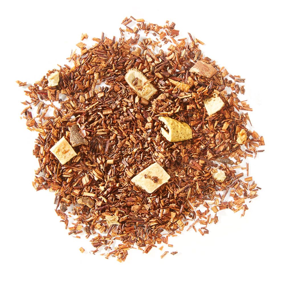 Haufen Rooibos-Tee mit Fruchtstücken auf weißem Hintergrund.