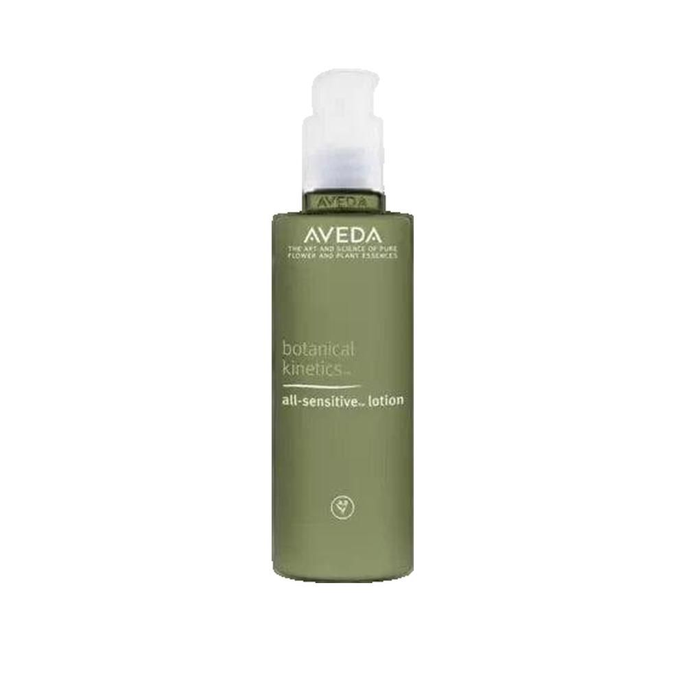 Grüne Lotion-Flasche mit Pumpverschluss. Aufschrift: Aveda, Botanical Kinetics, all-sensitive lotion.