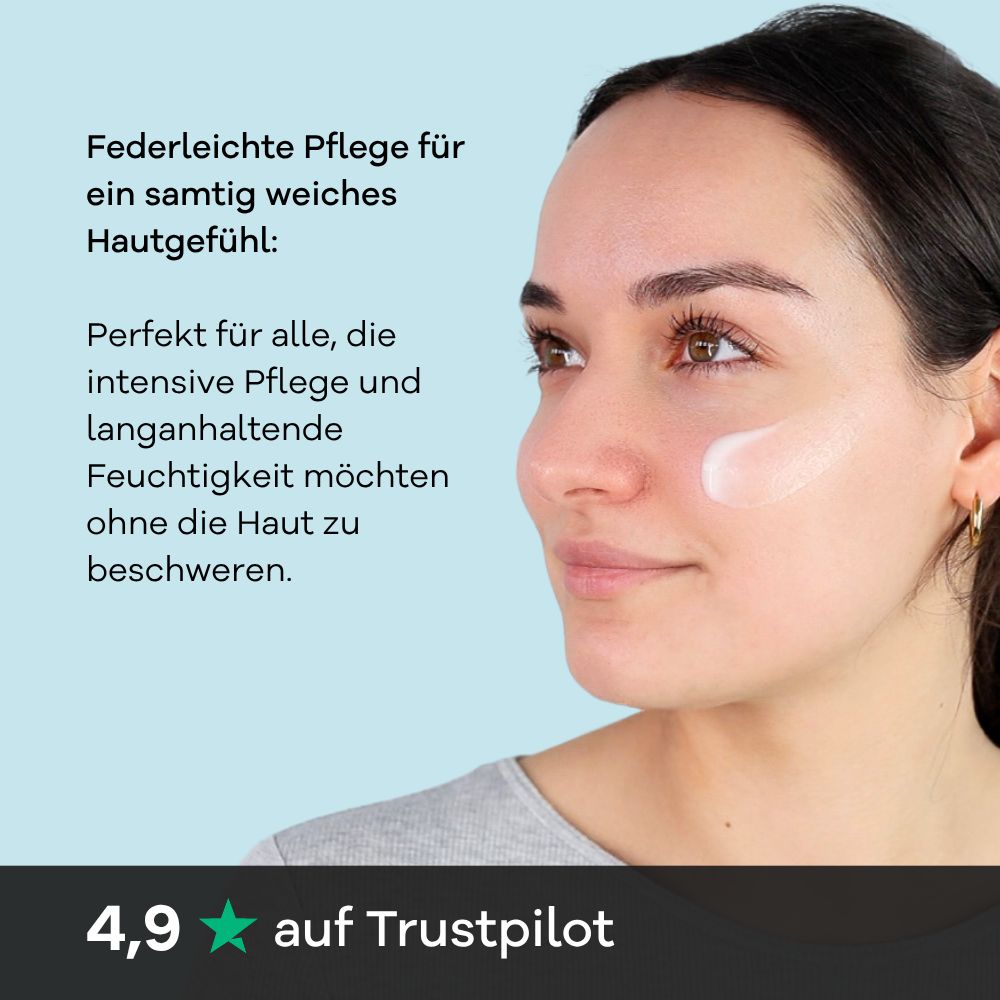Frau trägt Skincerely Yours Leichte Feuchtigkeitscreme auf ihr Gesicht auf.