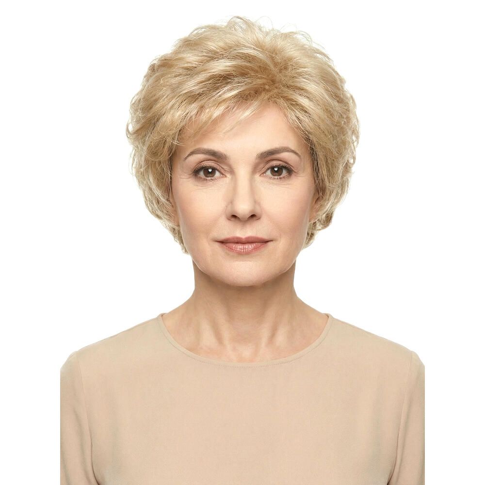 Blonde Perücke MONACO. Kurze, gewellte Frisur. Frontale Ansicht einer Frau mit beigem Oberteil.