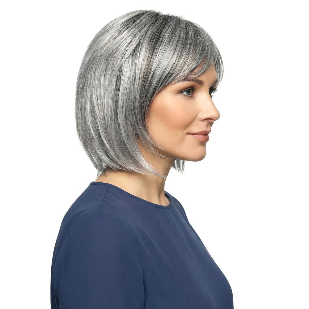 Perücke mit grau melierten, kinnlangen Haaren und Seitenscheitel. Seitenansicht der Frau in blauem Oberteil.