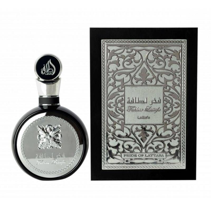 Schwarzer Flakon mit silberner Verzierung und silberner Kappe. Rechteckige Verpackung mit silbernem Muster und Text.