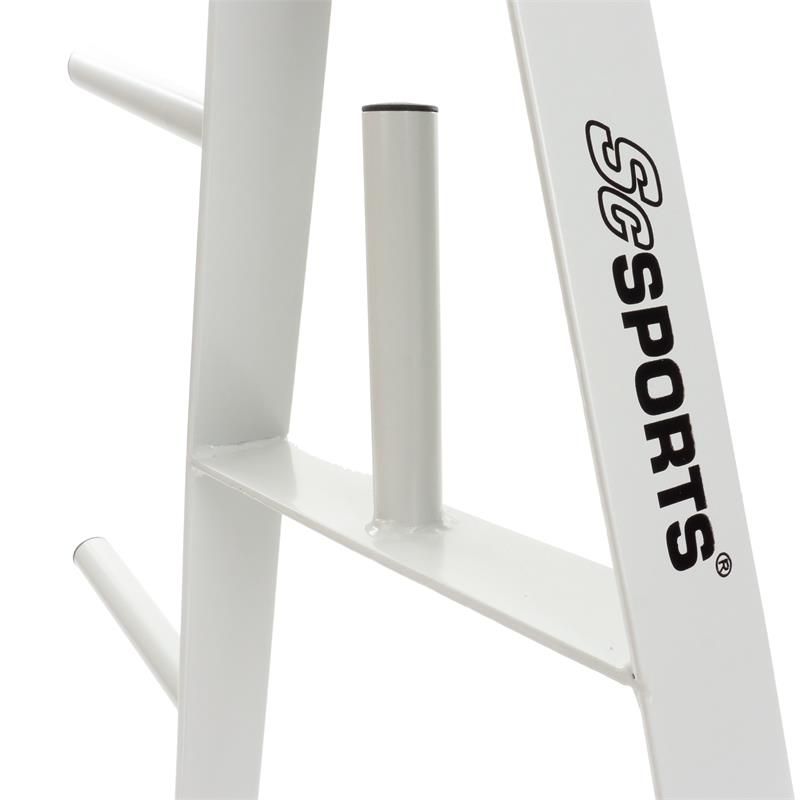 Nahaufnahme des weißen Hantelscheibenständers. Das Logo ScSPORTS ist deutlich sichtbar. Metallkonstruktion mit Halterungen.
