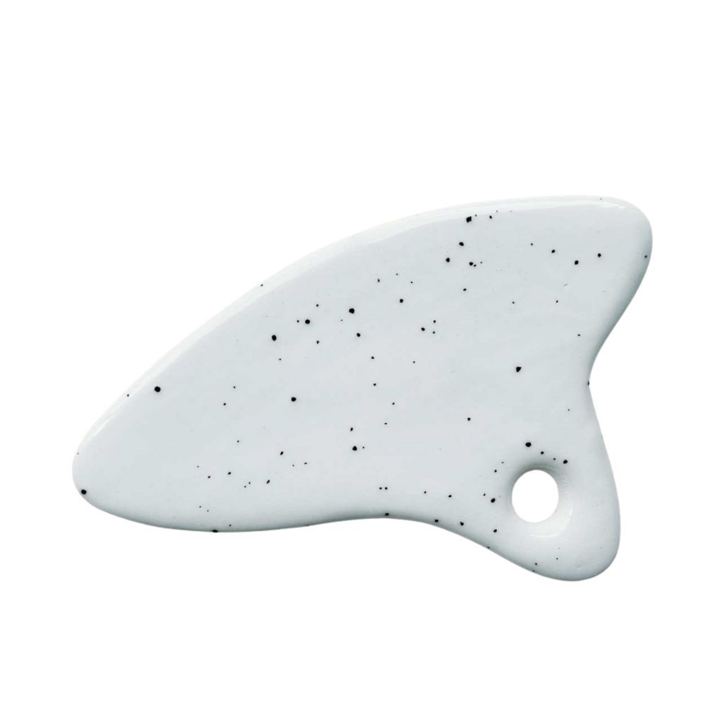 Weißes Gua Sha-Werkzeug mit schwarzen Sprenkeln. Keramik, mit Loch.