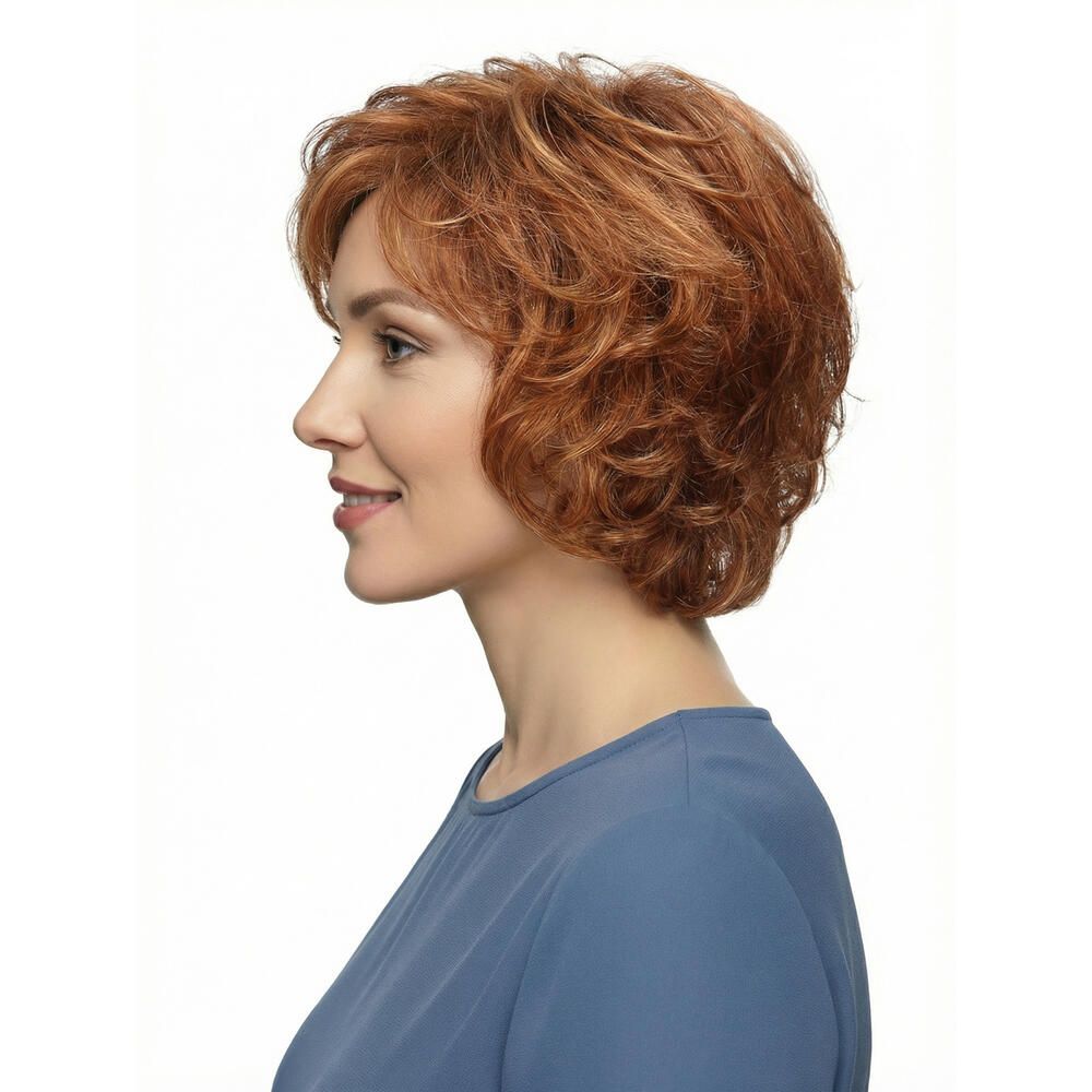 Perücke mit gewelltem, rotbraunem Haar. Die Frau trägt ein blaues Oberteil. Seitenansicht.