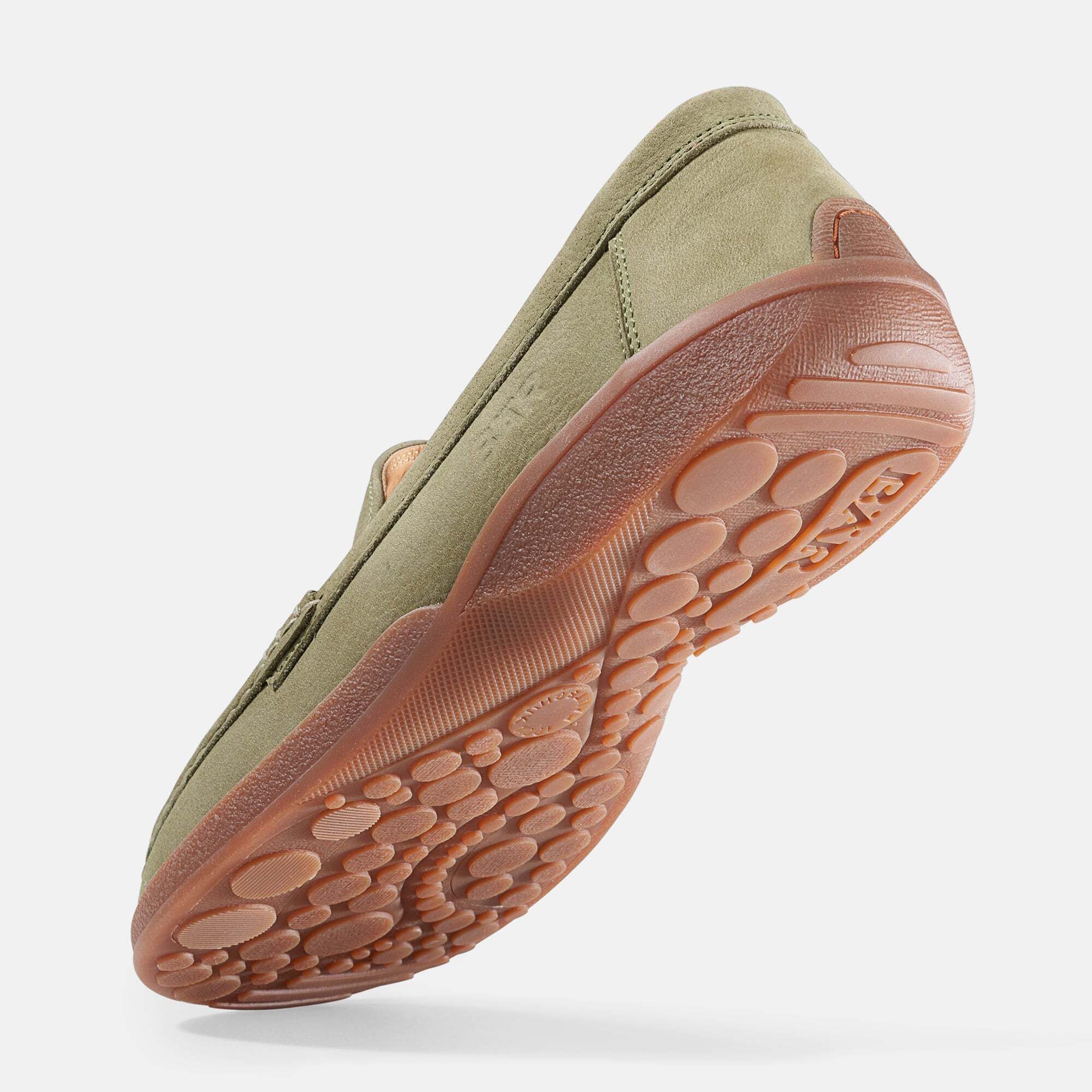 Grüner Herren-Slipper mit brauner Sohle. Sichtbare Sohlenstruktur und das Logo BÄR.