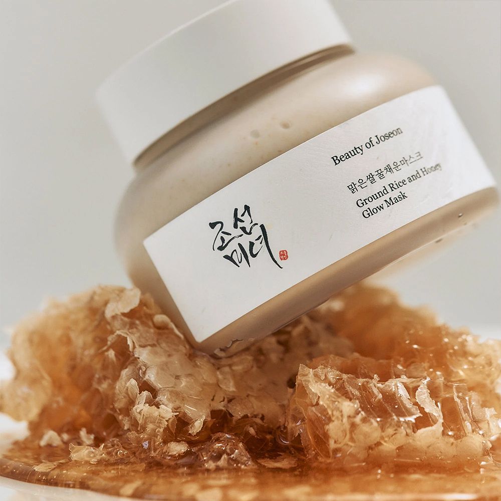 BEAUTY OF JOSEON Ground Rice and Honey Glow Mask neben Honigwaben.