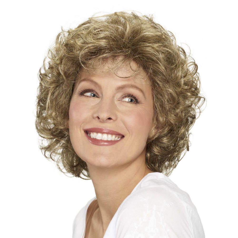 Perücke Viola von Lofty, blond-gelockt, kurze Frisur, Frau blickt zur Seite, Frontalansicht.