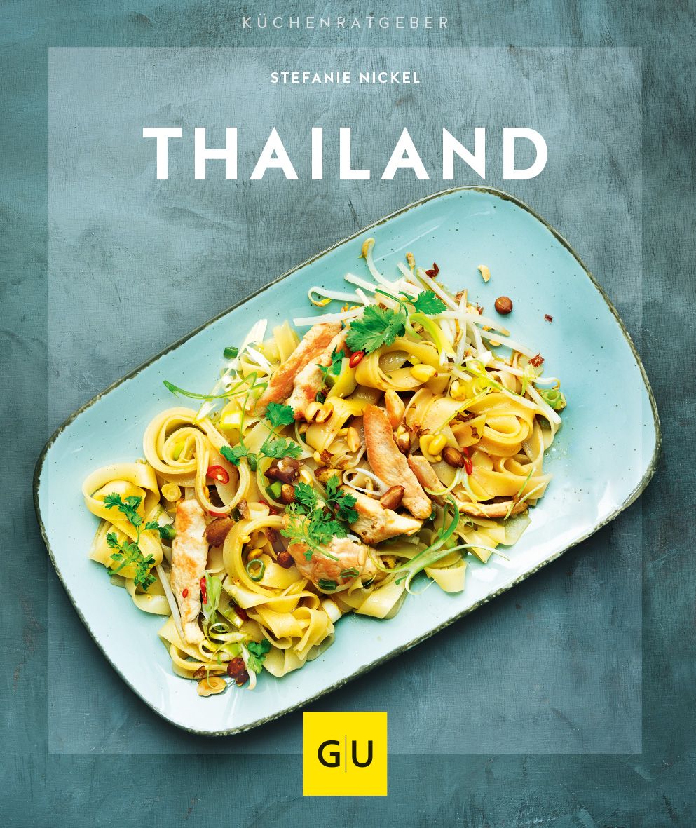 Kochbuch "Thailand" mit Essen auf blauem Teller. Titel in Weiß. GU-Logo unten rechts.